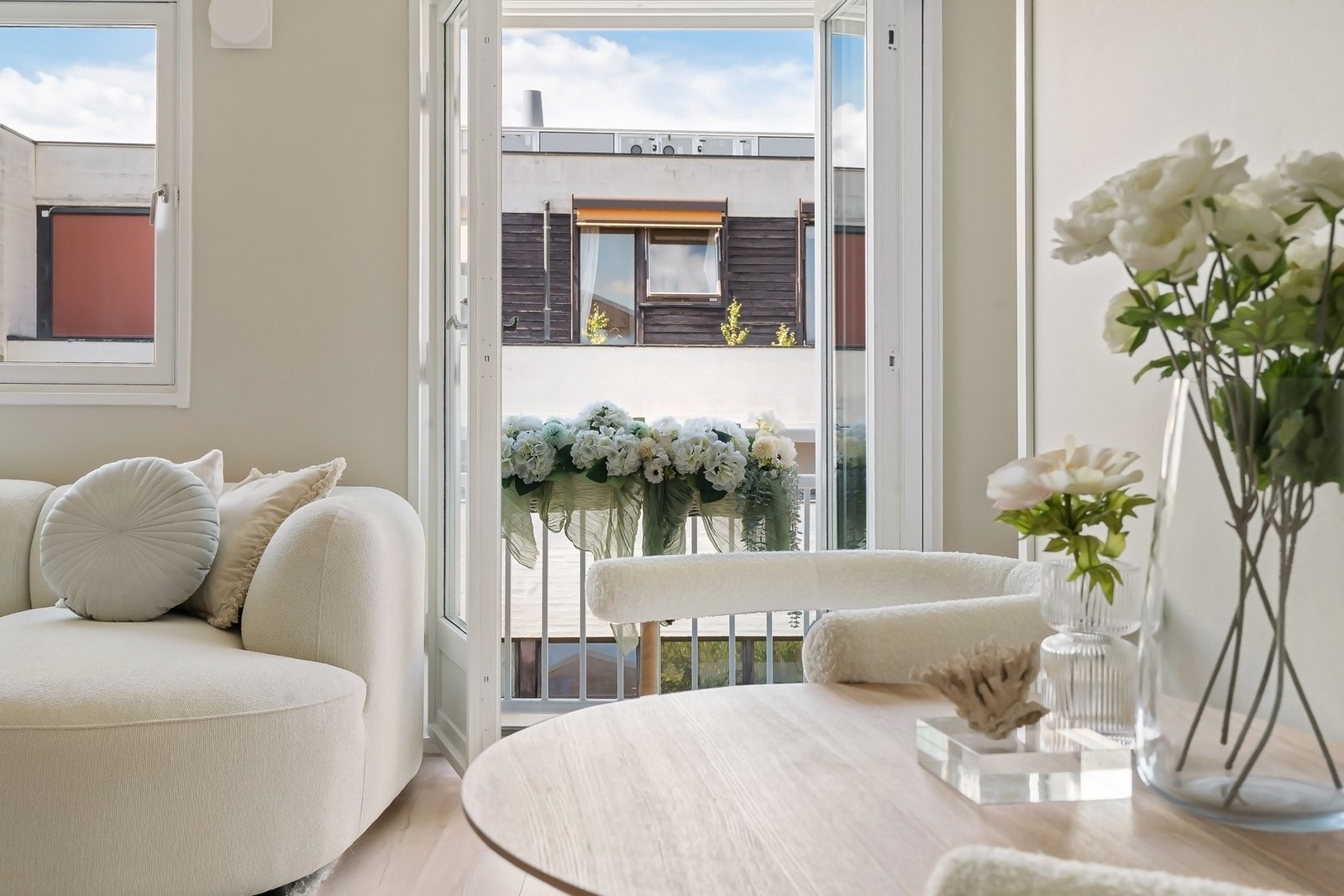 Toppleilighet med høy og fri beliggenhet og deilig luftebalkong med vakre, doble dører. Galleribilde