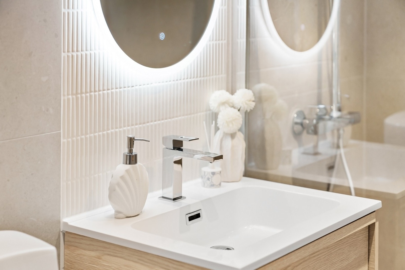 Helt nytt, påkostet baderom i 2025 med designmessig utførelse. Eksklusiv innredning fra norske Huseby og vakre, Galleribilde