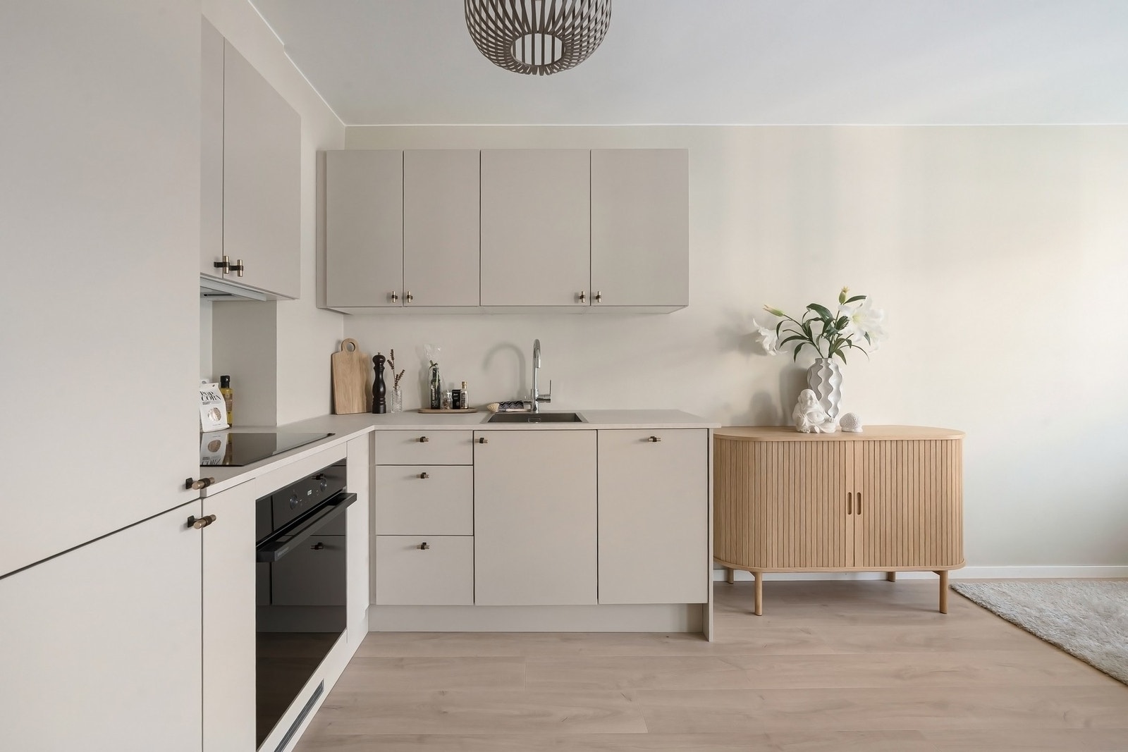 Påkostede knotter og håndtak som komplementerer det eksklusive uttrykket i leiligheten. Galleribilde