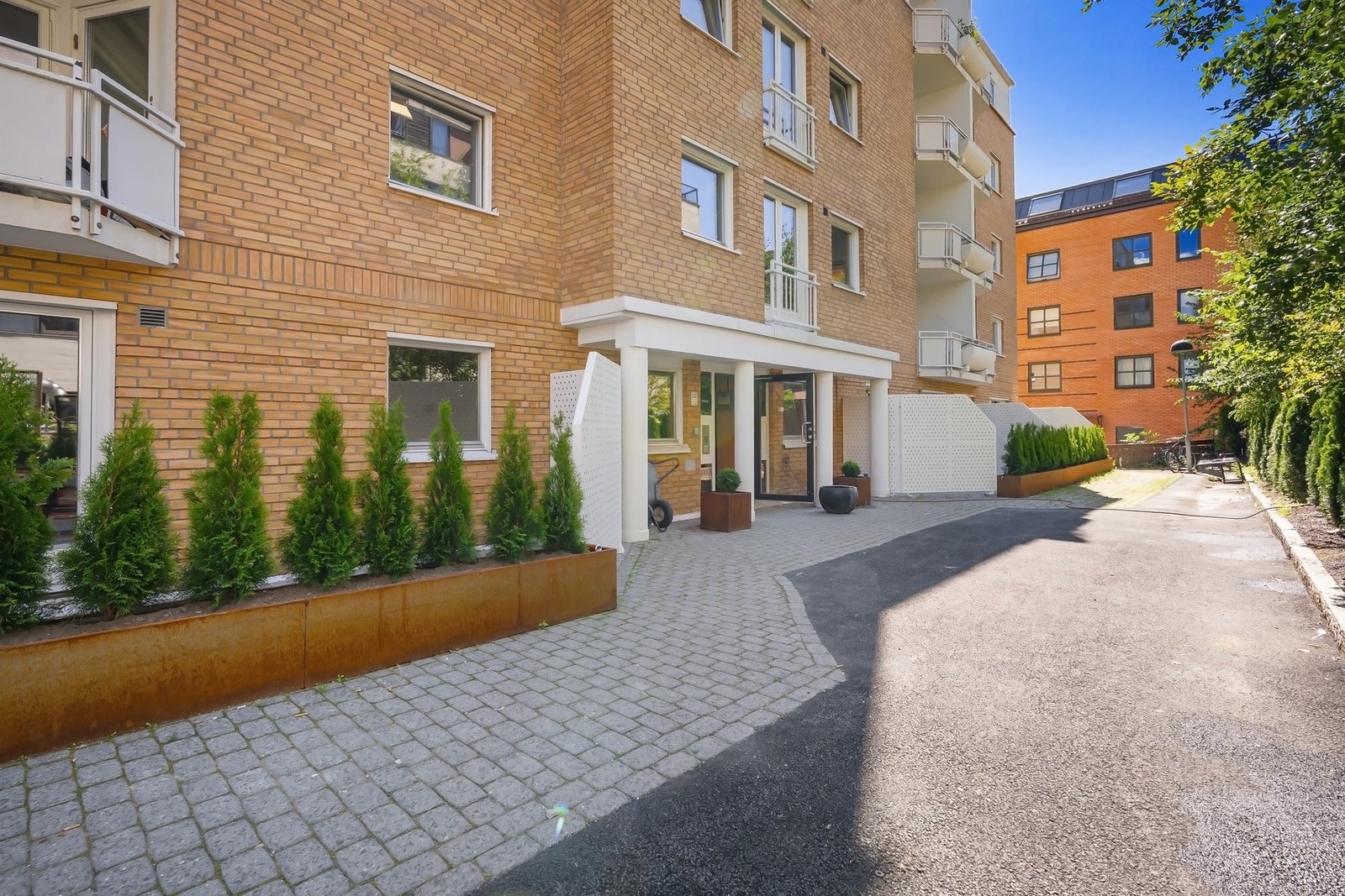 Det er gode muligheter for kjøp/leie av garasje i bygget. Mulighet for rask overtagelse. Galleribilde