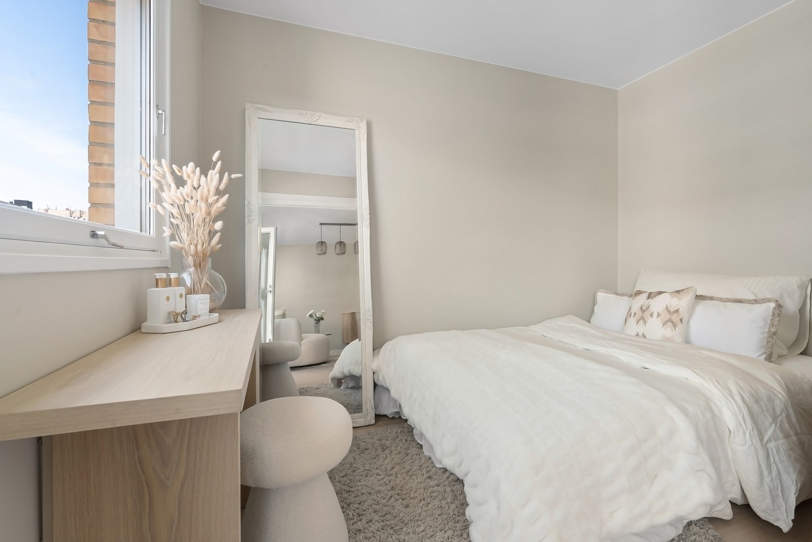 Lyst, romslig soverom med slette, nymalte vegger i delikate fargetoner. Galleribilde