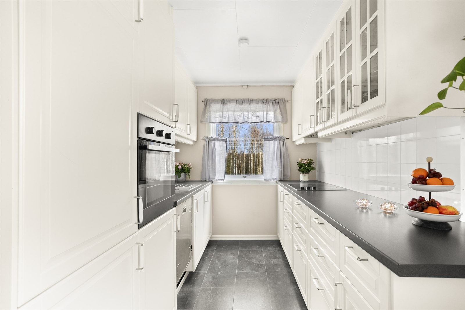 Her har man rikelig med plass for oppbevaring. I over- og underskap. Galleribilde