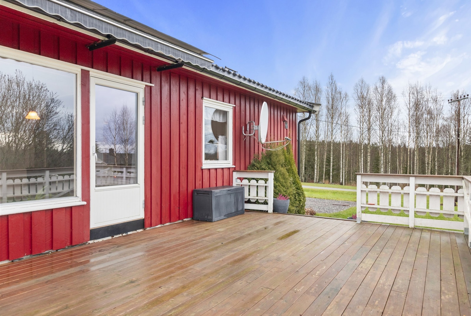 Utgang til tomtens store uteområde, perfekt for både store og små. Galleribilde