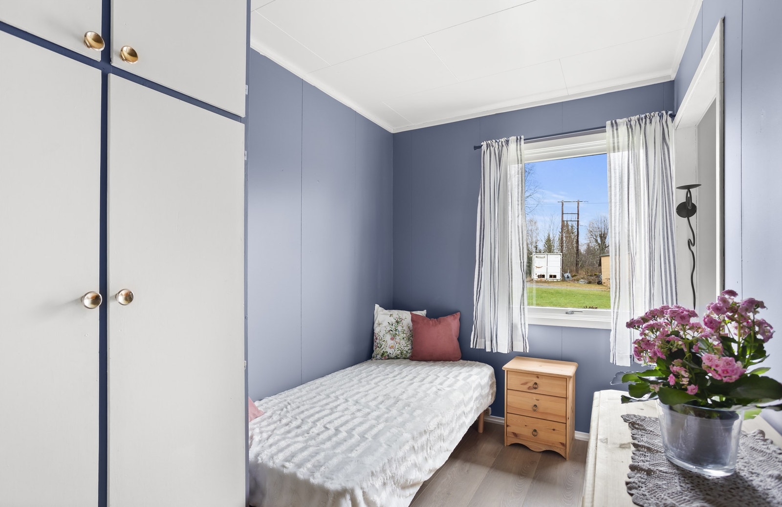 Soverom 2, plass til seng samt ytterligere møbler og oppbevaringsmuligheter. Galleribilde