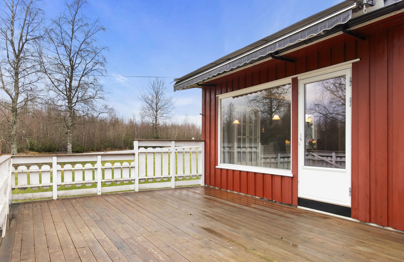 Stor terrasse med gode solforhold. Galleribilde