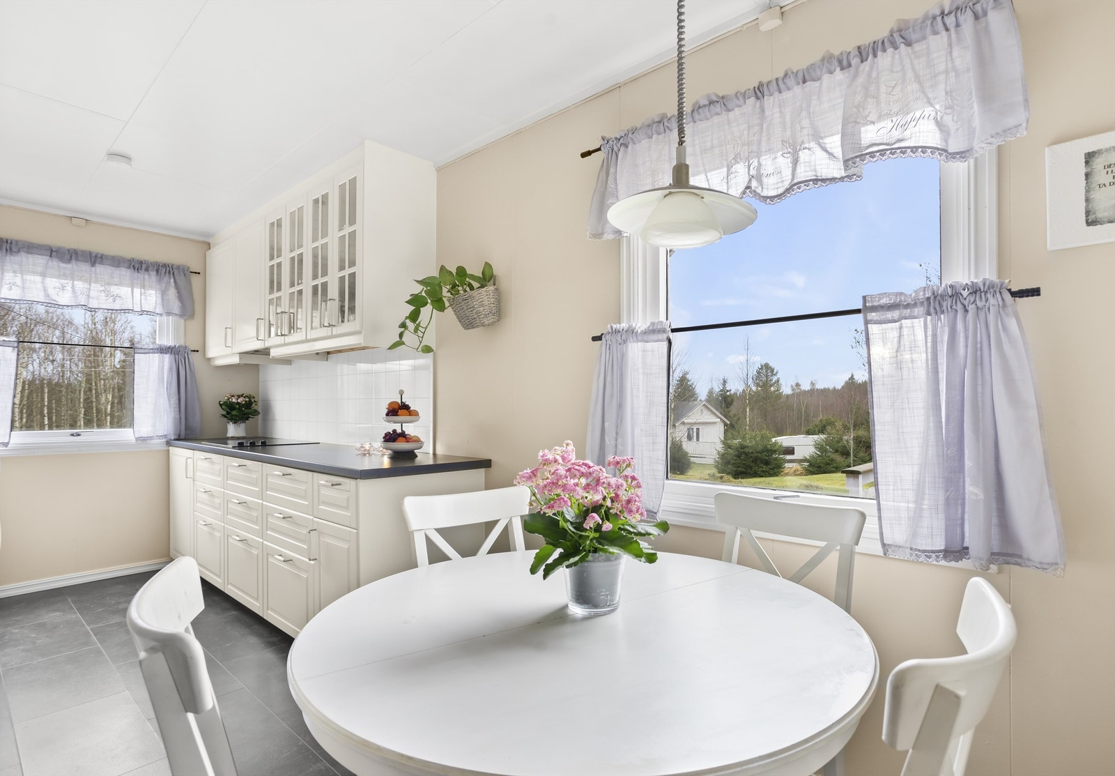 Lysrikt kjøkken med lyse fronter. Galleribilde