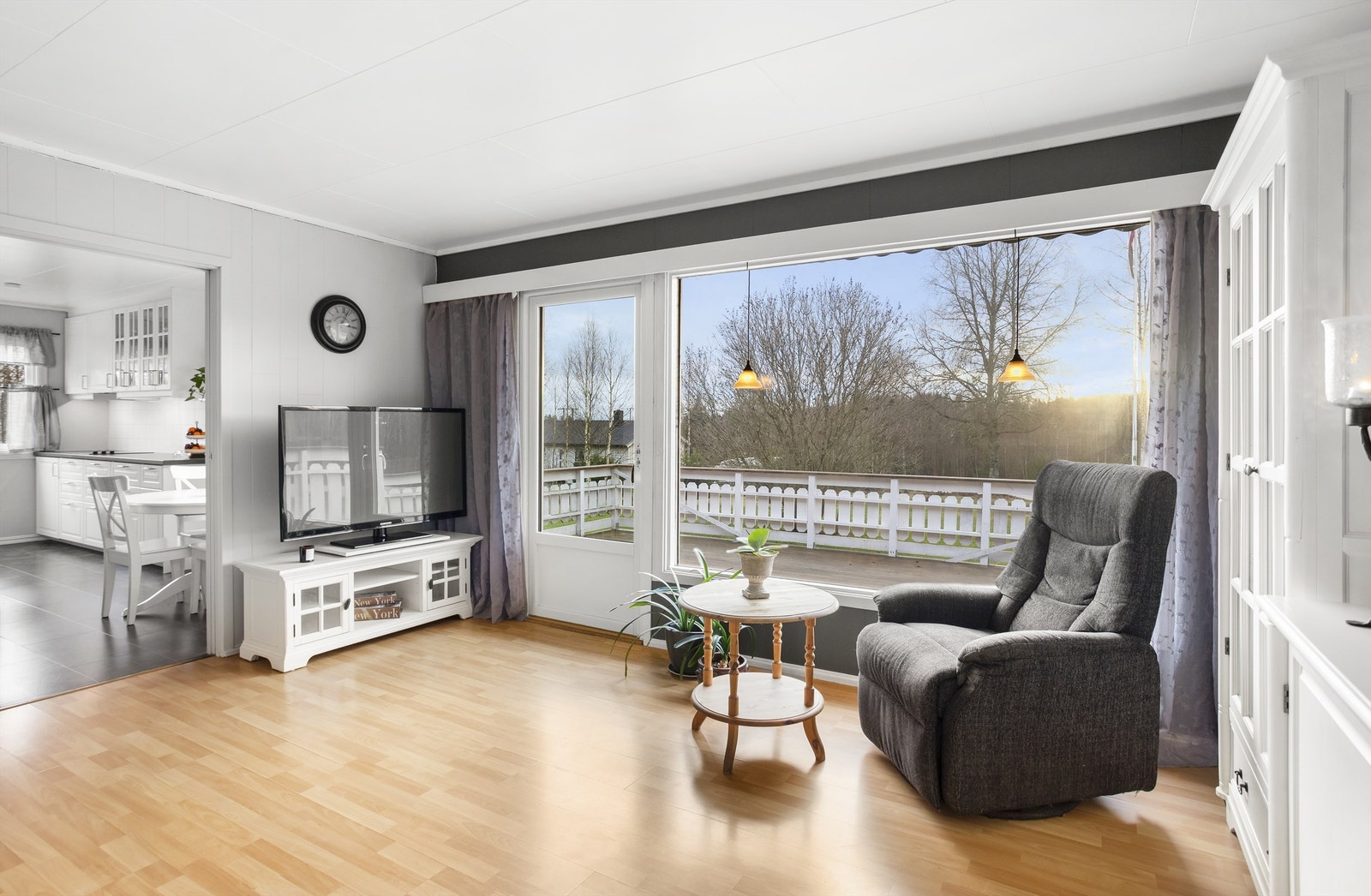 Fra stuen er det adkomst til kjøkkenet samt boligens terrasse. Galleribilde