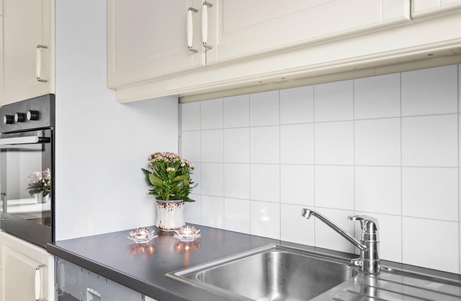 Disse hvitevarene følger med: Integrert kjøleskap, stekeovn, platetopp og oppvaskmaskin. Galleribilde