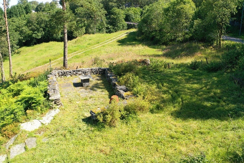 Uteplass med bord i naturstein Galleribilde