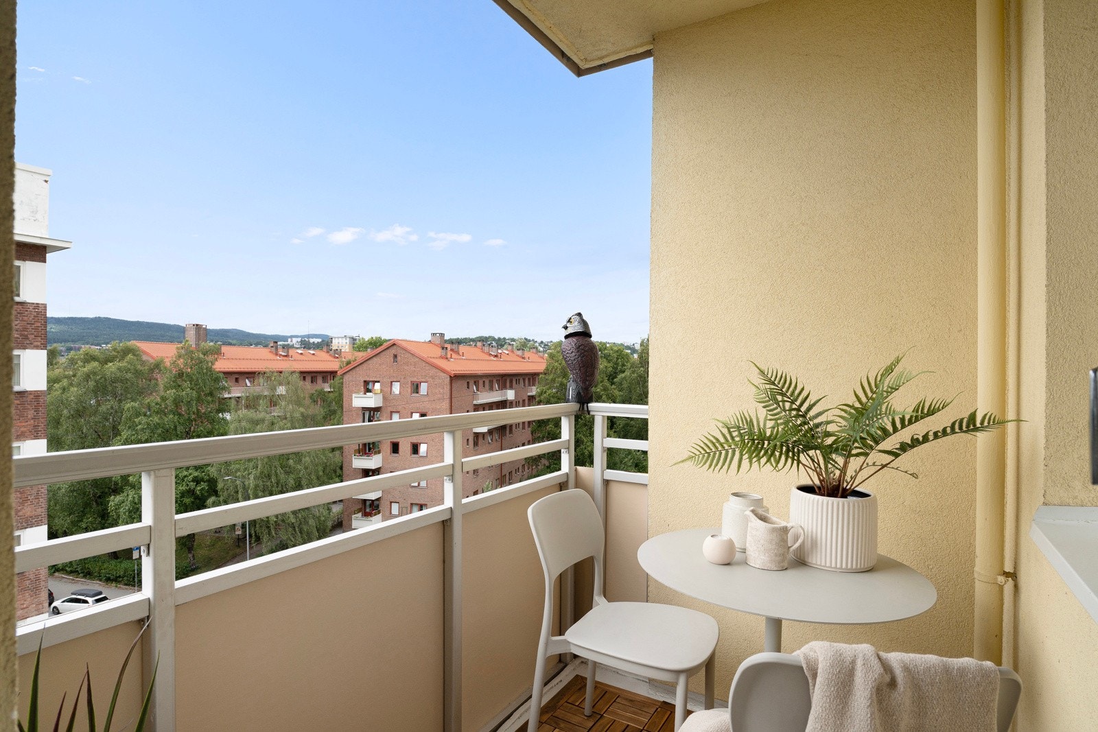 Lekker og påkostet 2-roms utsiktsleilighet (selveier) beliggende høyt og luftig til i byggets 8. etasje med trappefri adkomst via to heiser, samt vidstrakt utsikt over Oslo by og fjord. Galleribilde