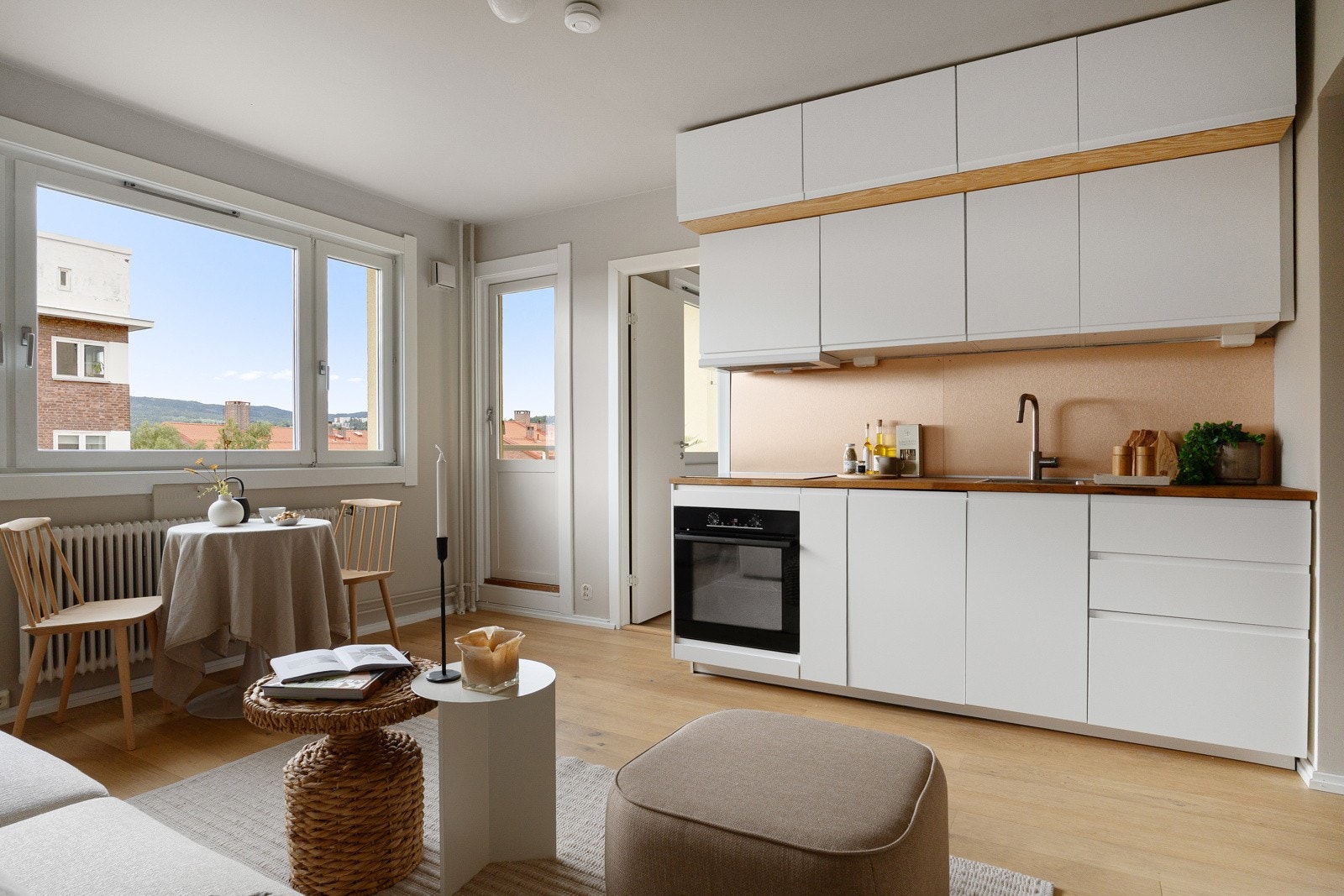 Leiligheten har store vindusflater som gir rikelig med naturlig lys og fantastisk utsikt også innenfra. Galleribilde