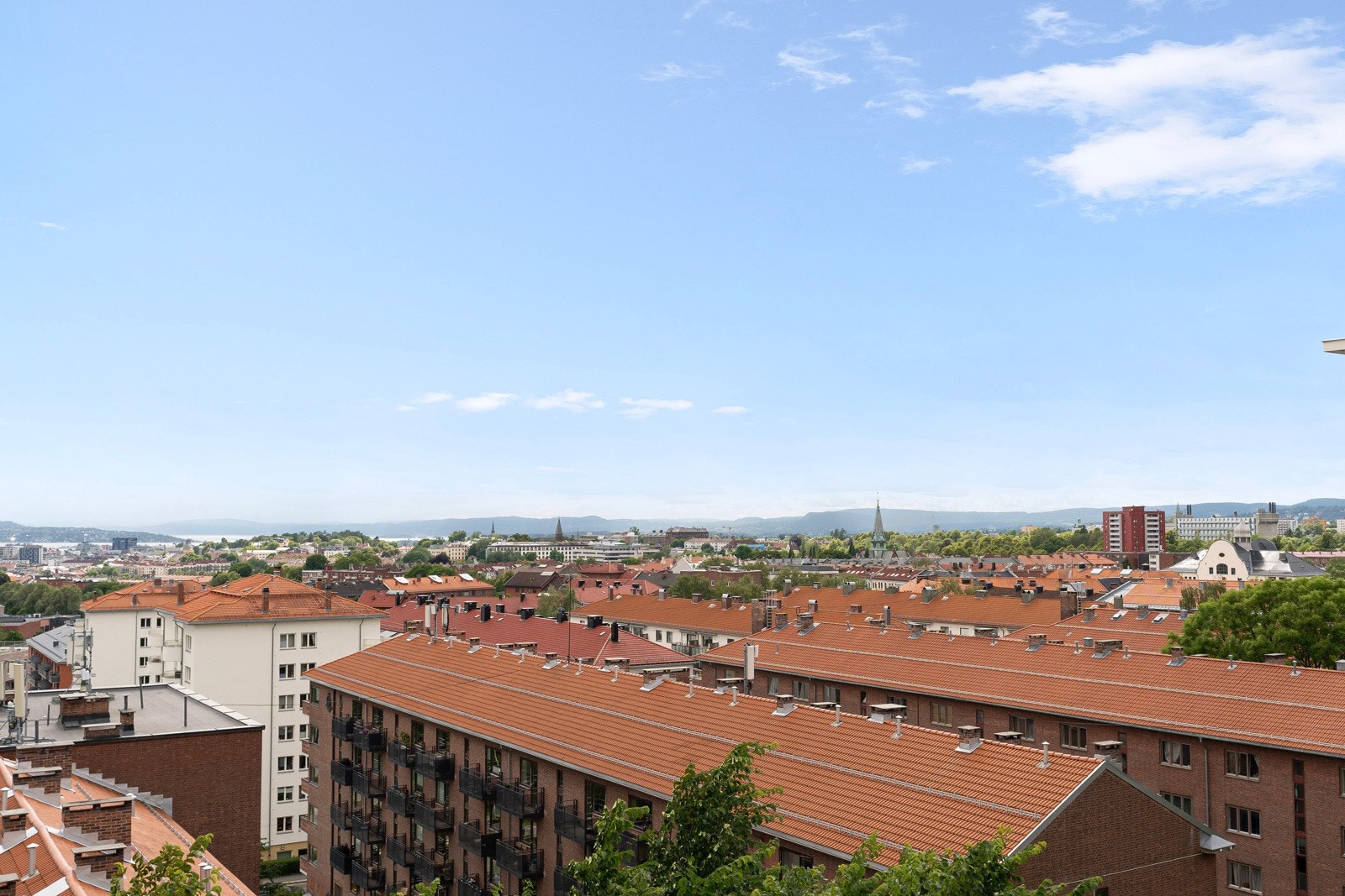 Vidstrakt utsikt over Oslo by og fjord. Her kan man nyte flott solnedgang! Galleribilde