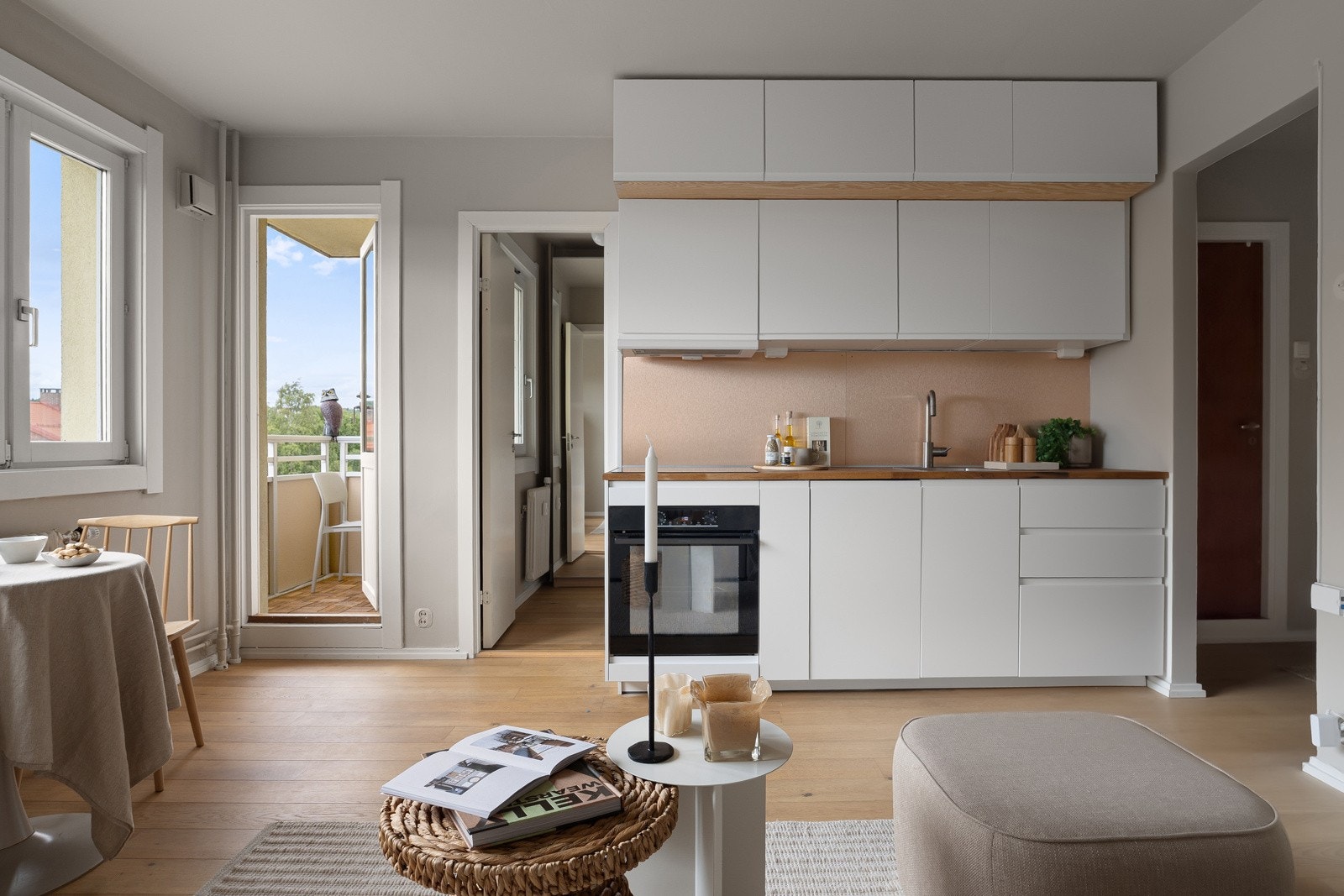 Leiligheten har en solsial og åpen kjøkkenløsning i stuen med nyere, stilren kjøkkeninnredning levert av Ikea. Galleribilde