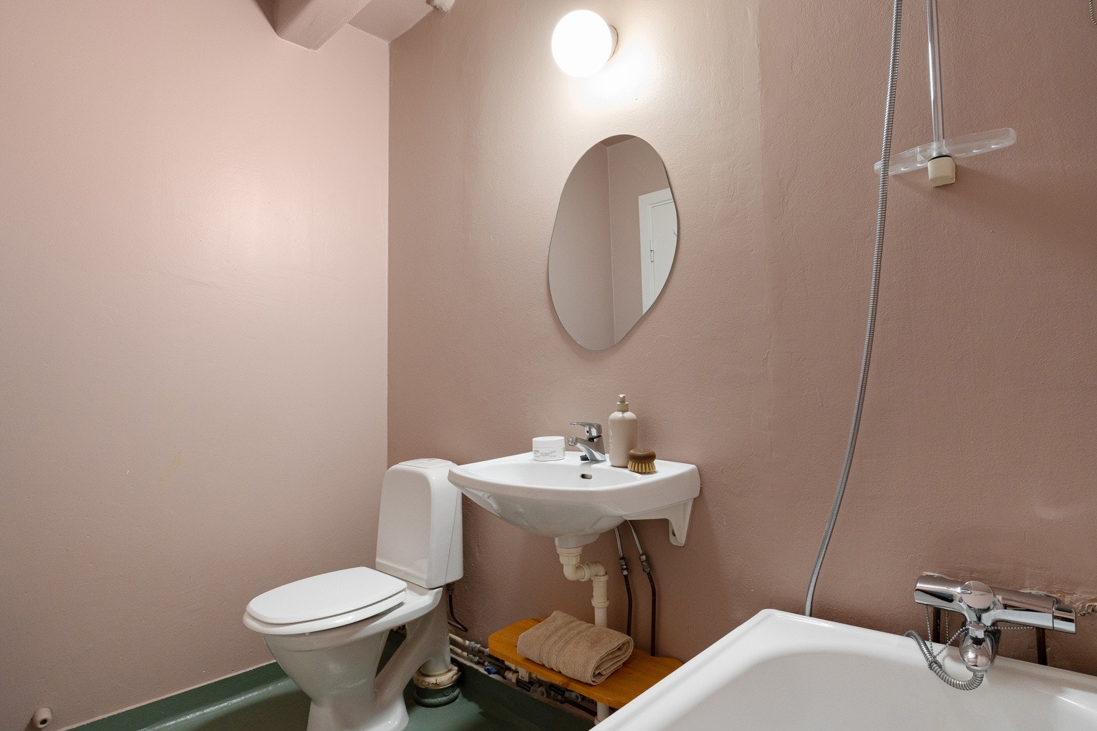 Baderom med hovedsakelig eldre/original standard fra byggeåret. Galleribilde