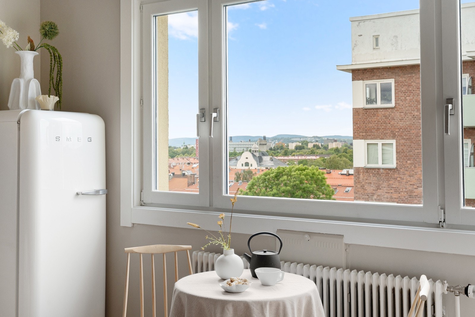 Kjøkkenet er også utstyrt med helintegrerte hvitevarer som induksjonsplatetopp, stekeovn og smal oppvaskmaskin, samt blandebatteri med uttrekkbar kran. Galleribilde