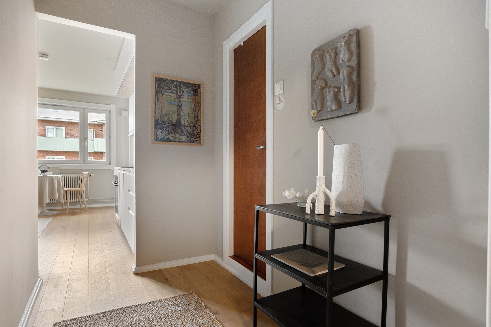 Praktisk entré/gang som gir et godt førsteinntrykk. Her er det plass til oppbevaring av sko- og yttertøy, samt en garderobeinnredning om ønskelig. Galleribilde