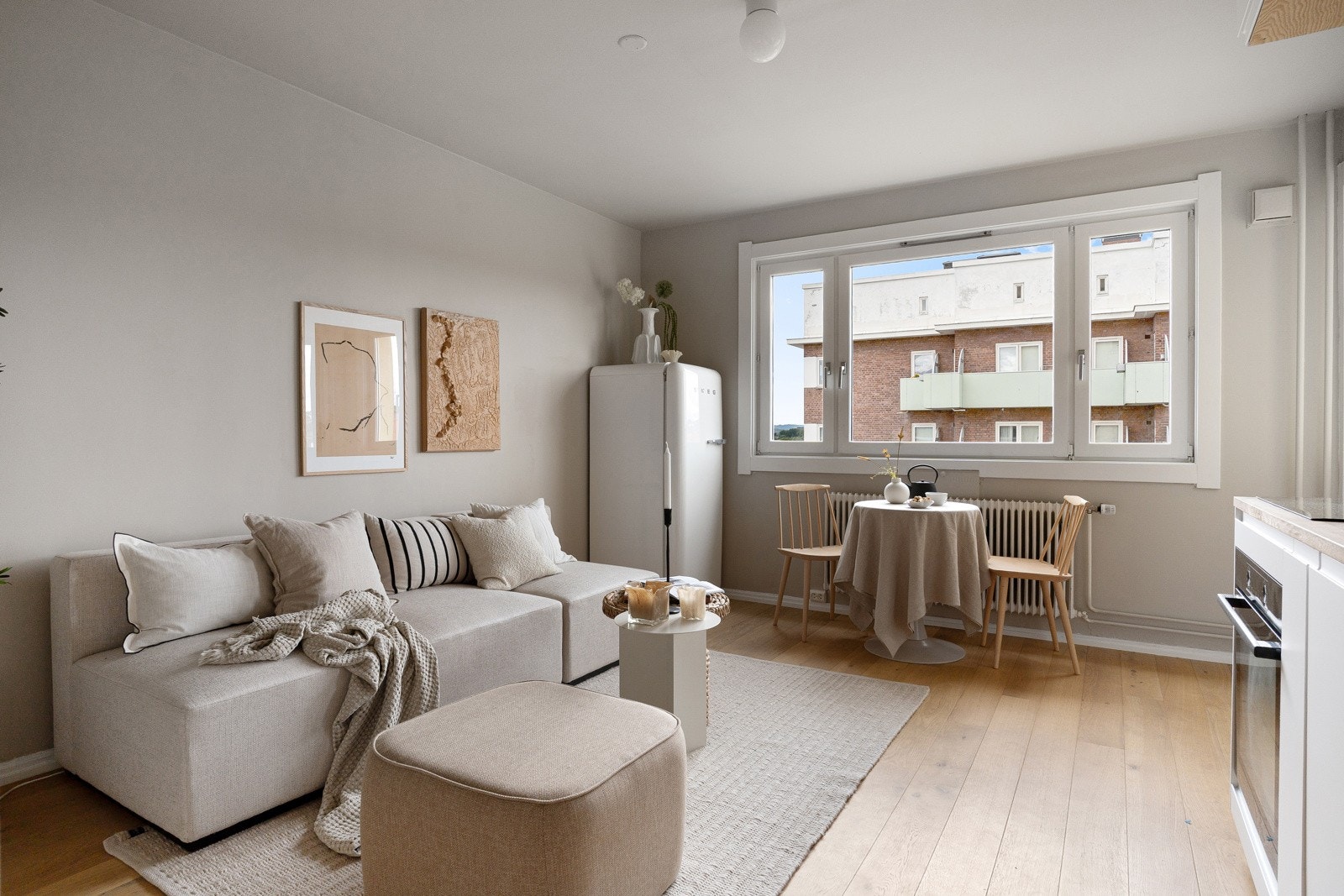 Lys og luftig stue med store vindusflater som gir rikelig med lys og en flott romfølelse. Galleribilde