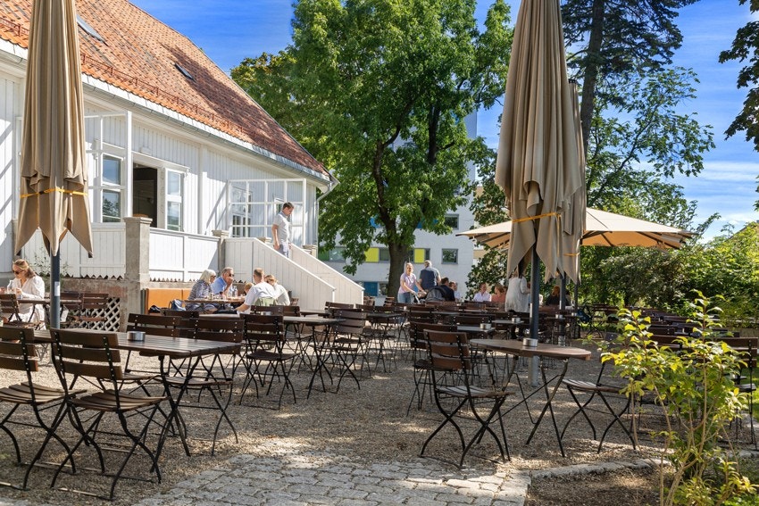 Uteservering på Lillo Gård i fantastiske omgivelser. Galleribilde