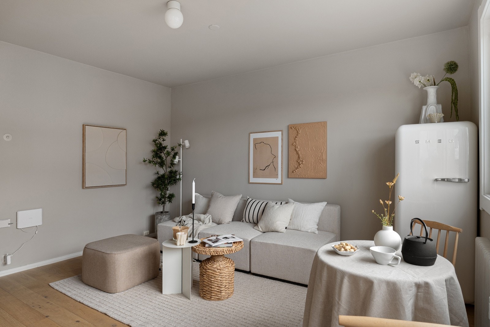 Stuen har naturlige møbleringssoner med plass til sofagruppe, mediemøblement og spisestue. Galleribilde