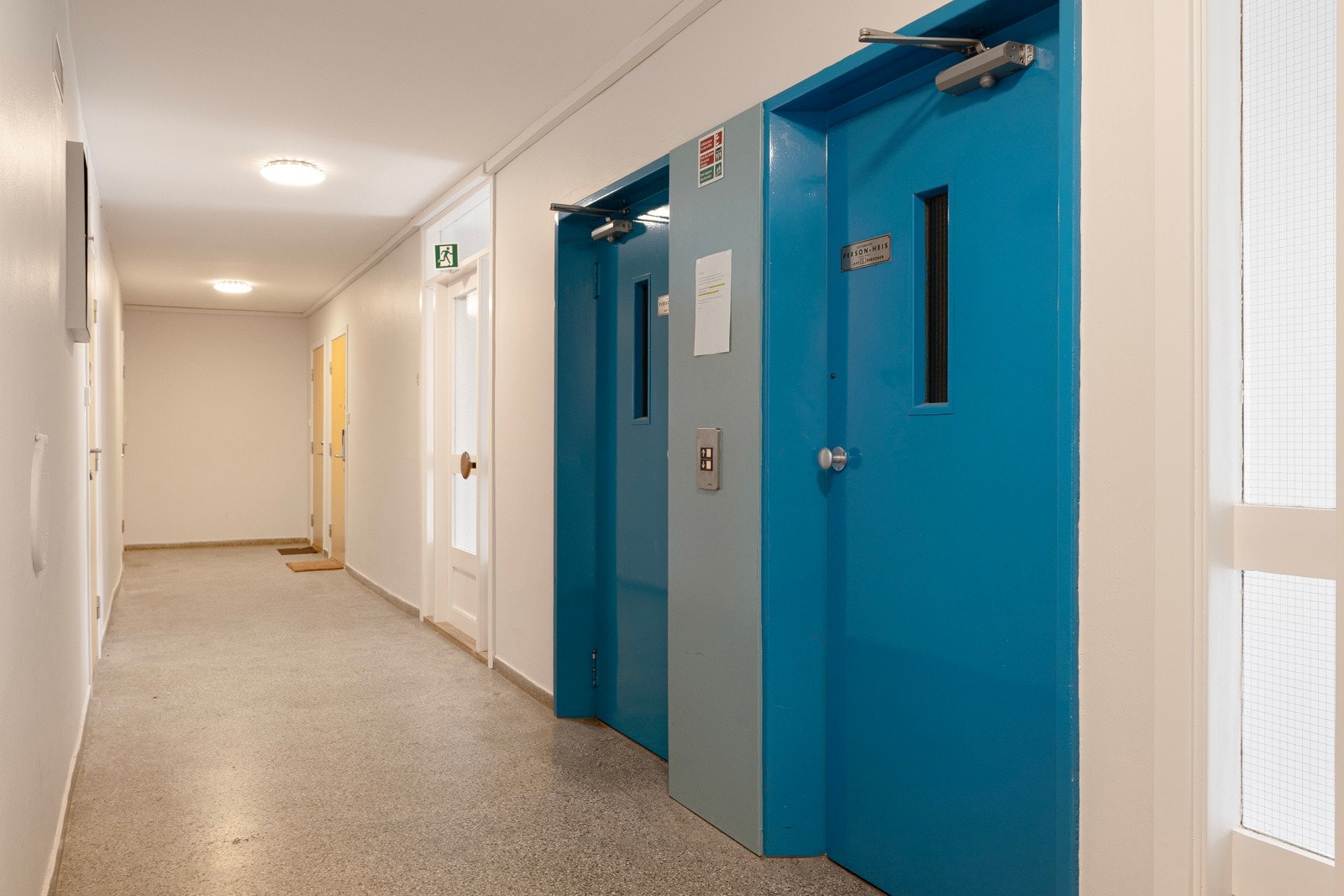 Det er trappefri adkomst via to heiser til leilighetsplan. Velkommen! Galleribilde