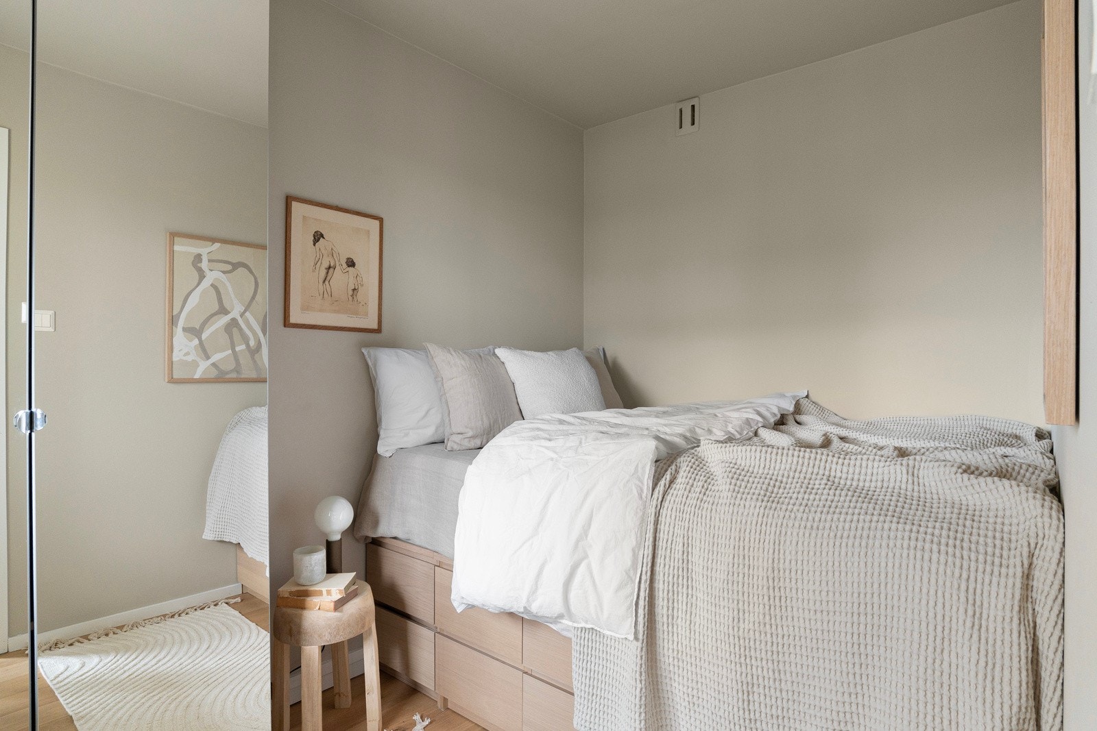 Praktisk og innbydende soverom med plassbygd seng, smart oppbevaring og garderobeskap med speilfronter. Galleribilde