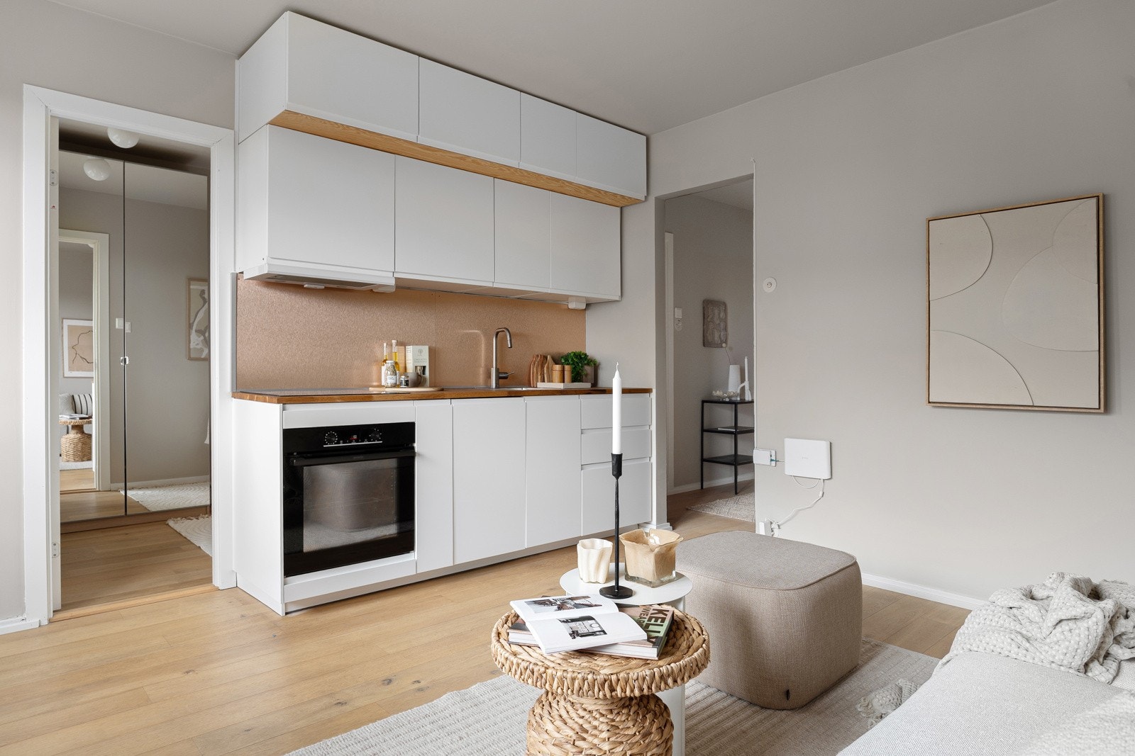 Leiligheten har et stilren kjøkken, lekker enstav parkettgulv av eik og glatte, nymalte og sparklede veggflater i moderne fargevalg! Galleribilde