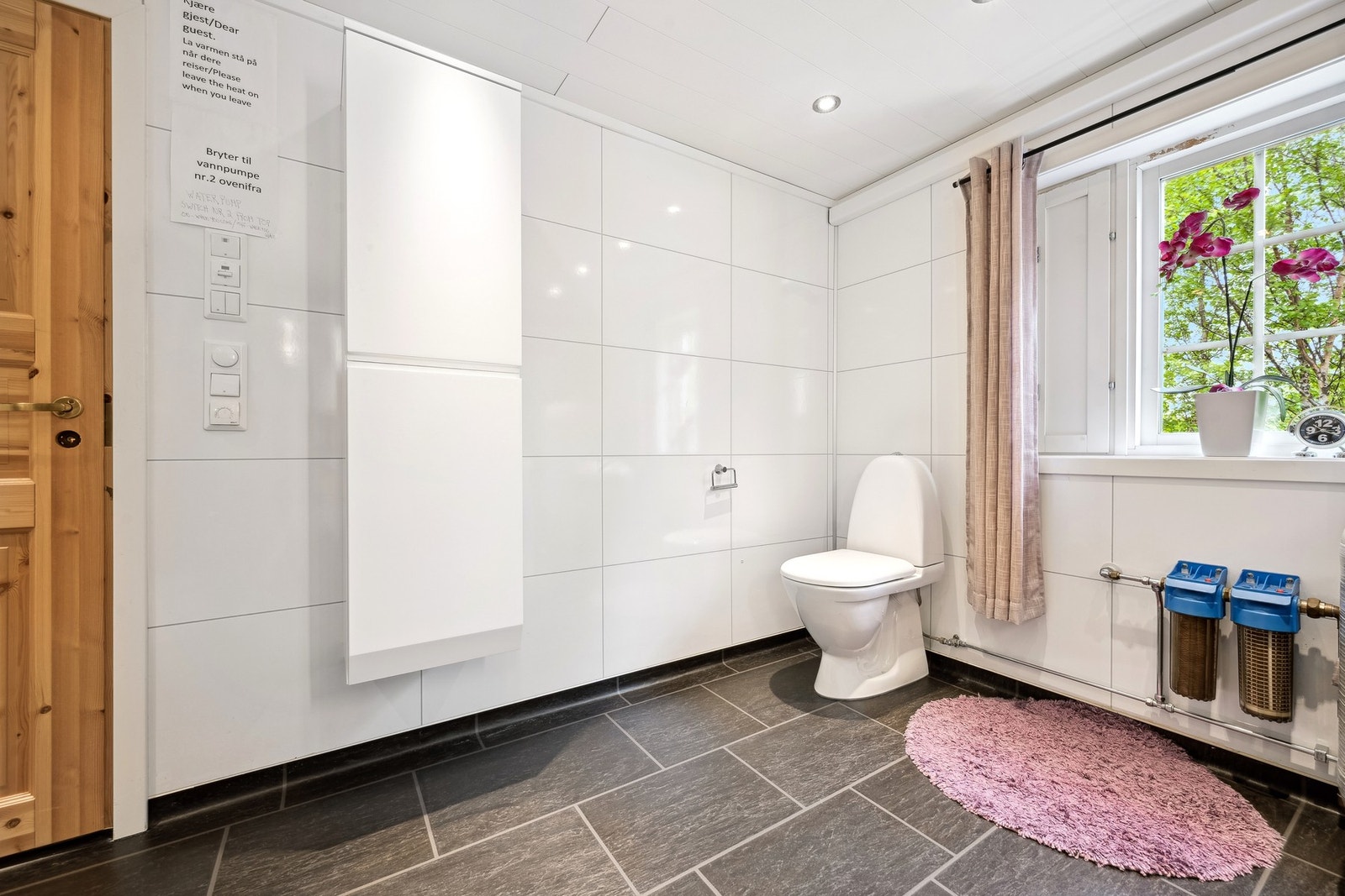 Bad- Legg merke til luftevindu med myggnetting Galleribilde