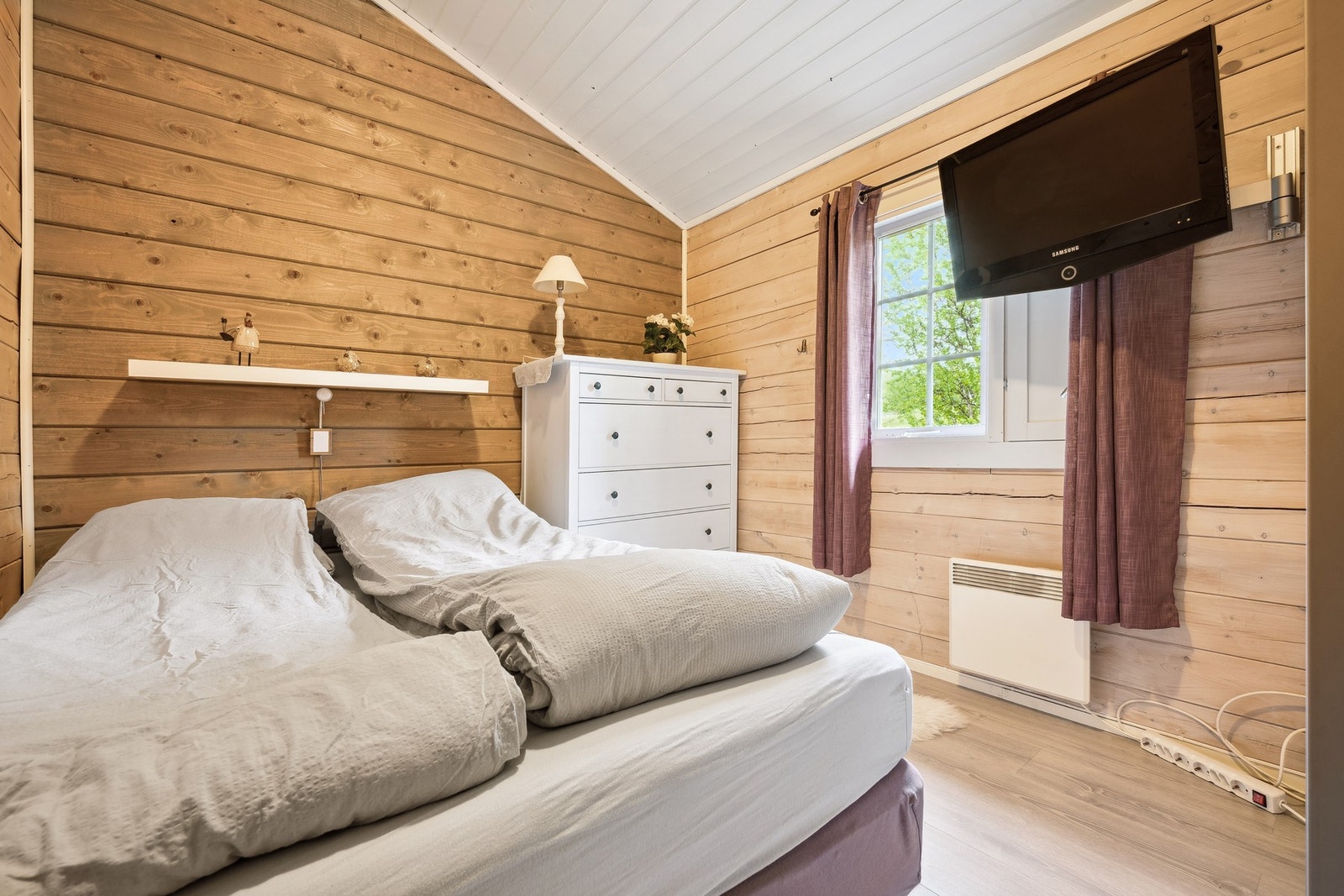 Soverom I - Her er det og montert luftevindu med myggnetting Galleribilde