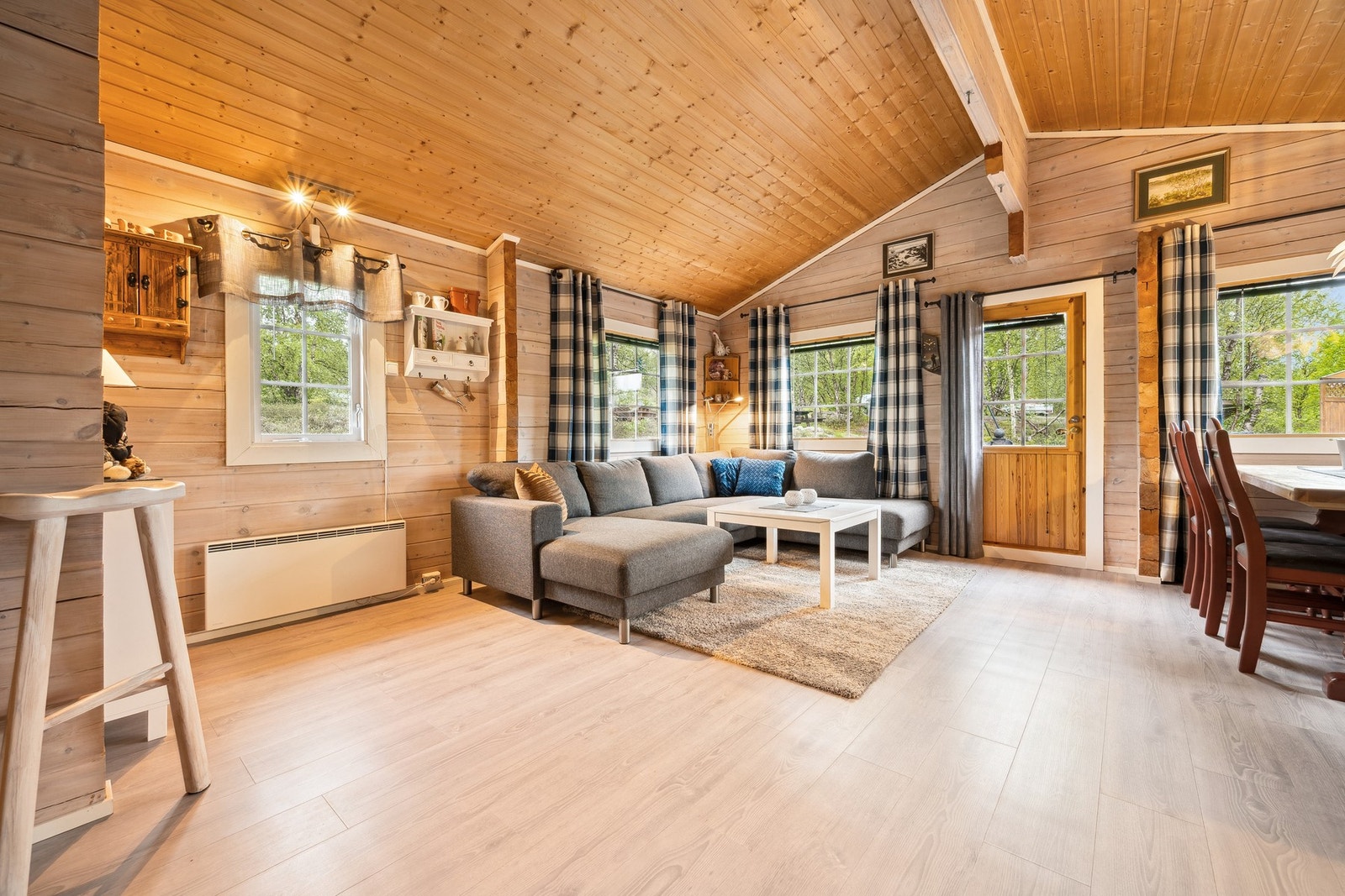 I stuen er det plass for flere sosiale soner samt et romslig spisebord Galleribilde