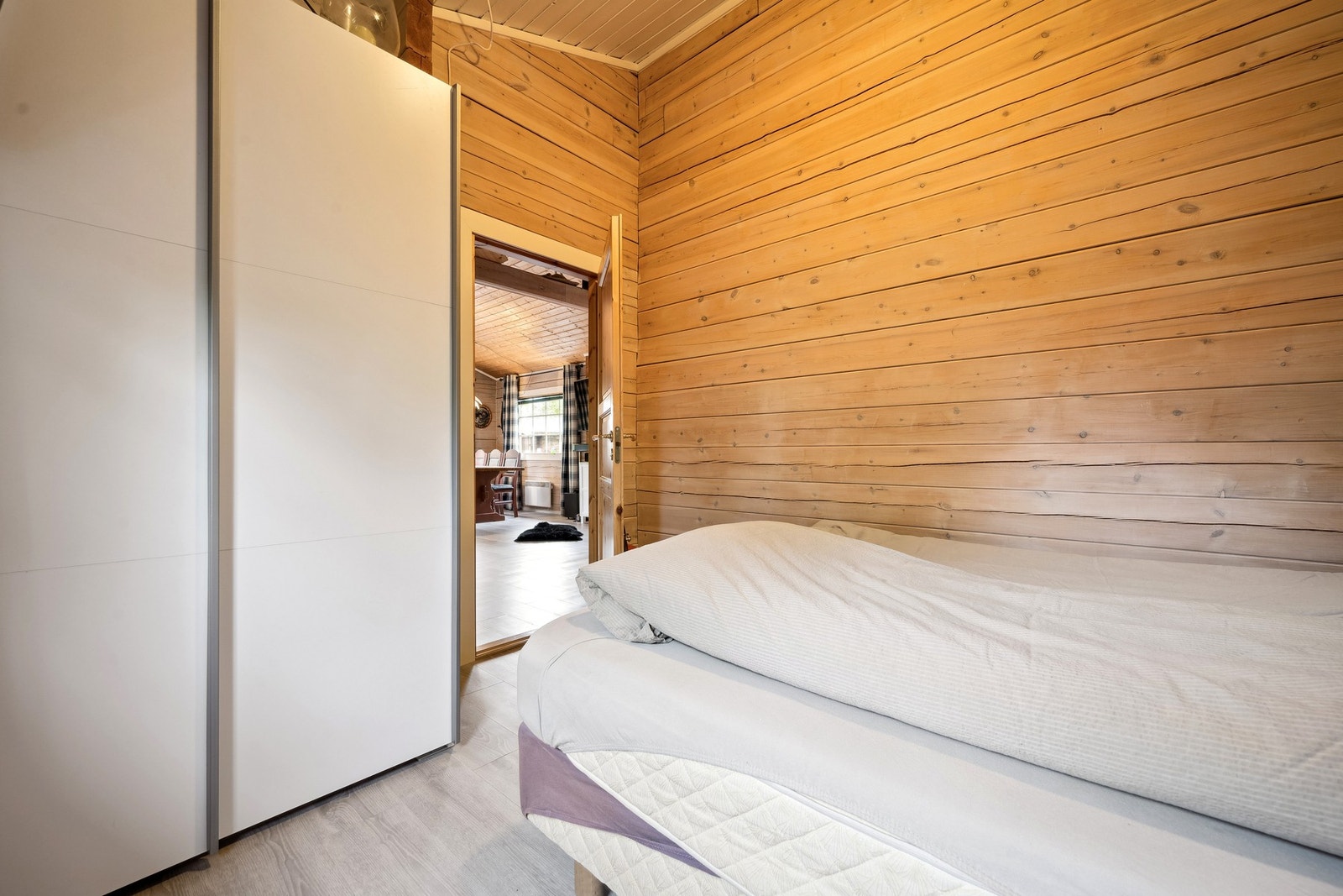 Soverom I har skyvedørsgarderobe Galleribilde