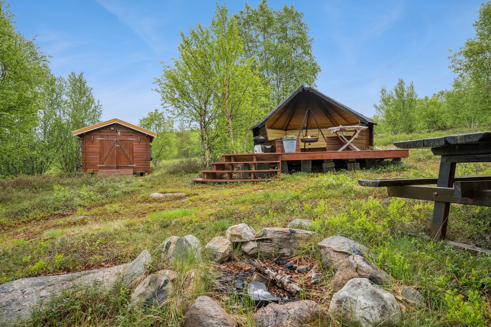 Gapahuk og garasje Galleribilde