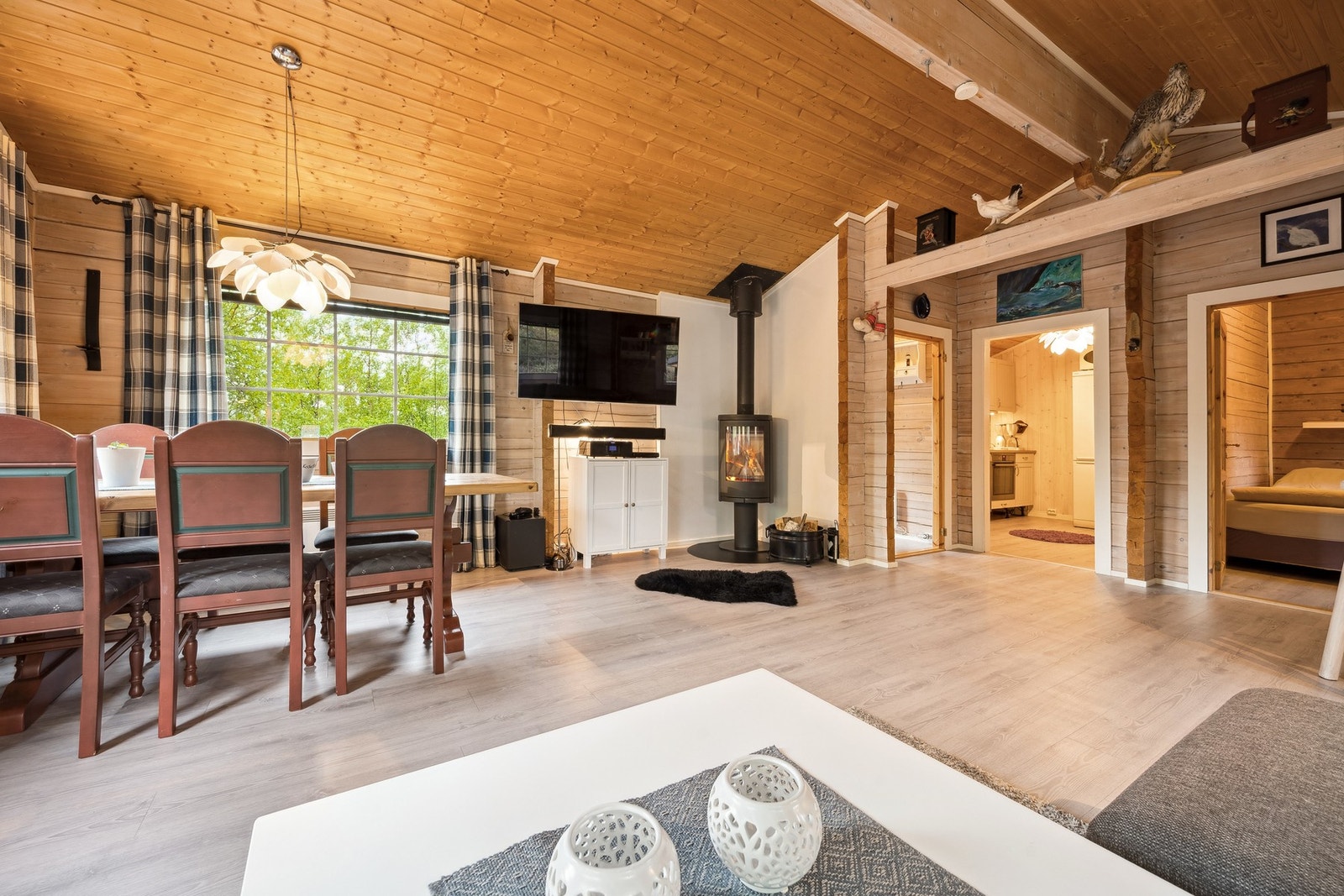 Her finner du en romslig stue, et velutstyrt kjøkken, bad og 2 soverom Galleribilde