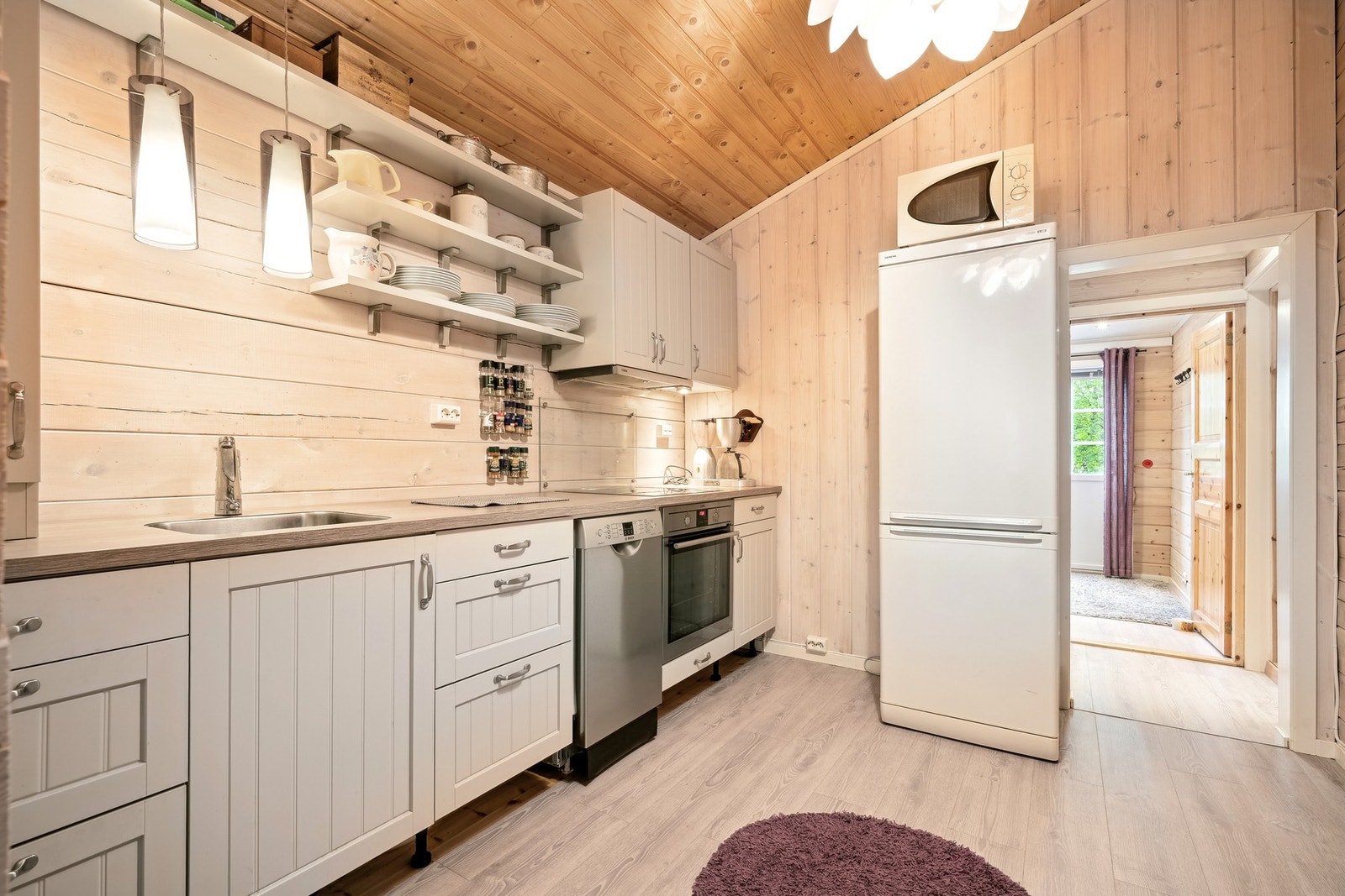 Kjøkkenet er velutstyrt og har bl.a. oppvaskmaskin, komfyr og steketopp Galleribilde