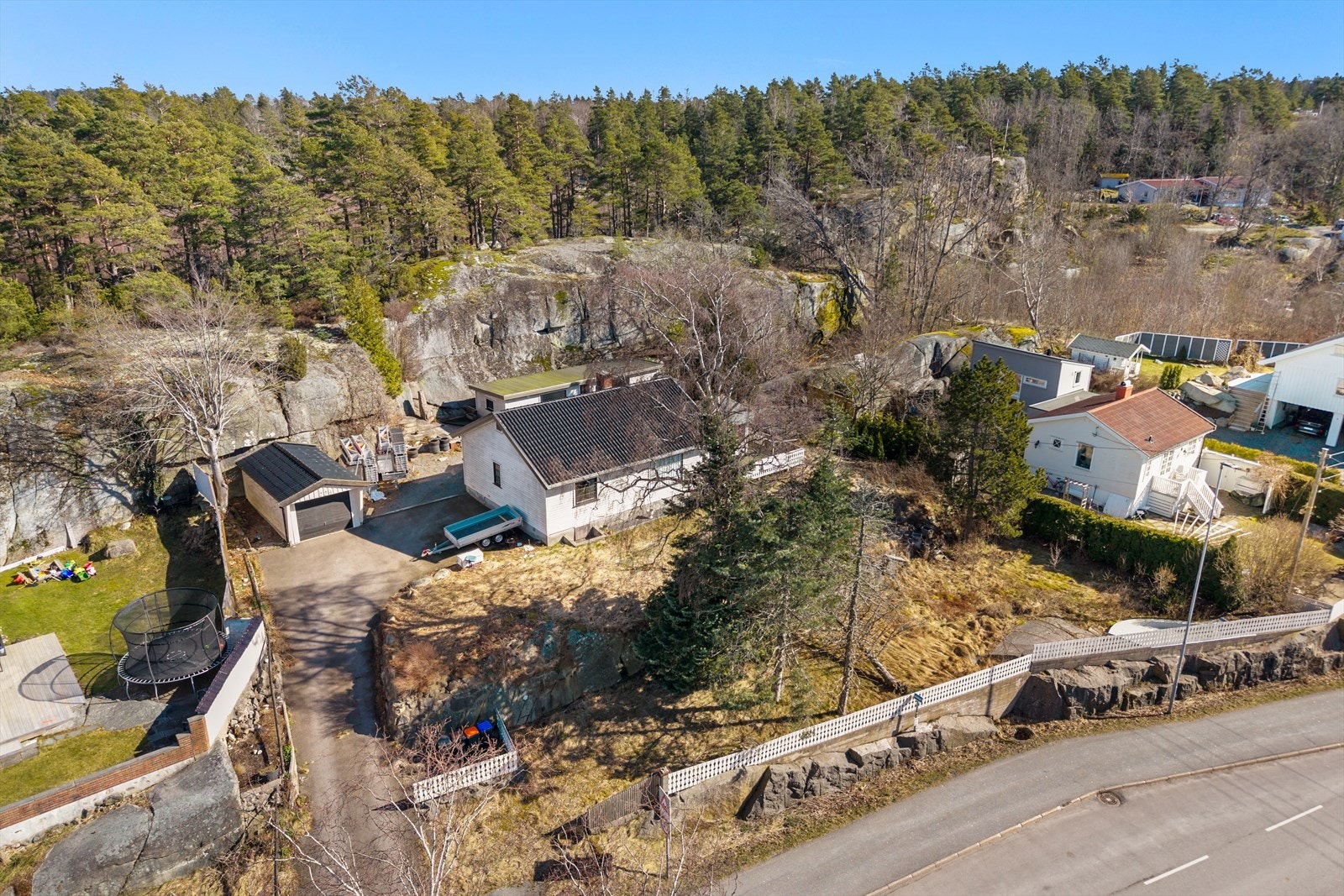 Tomten i dag med den gamle eneboligen som ligger på tvers av tomtene. Denne må rives. Galleribilde