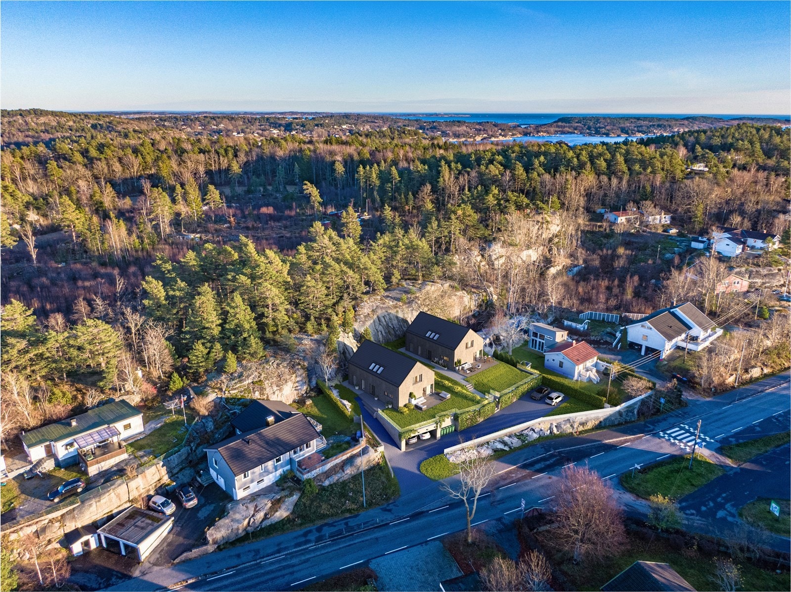 Flott beliggenhet ved skog og sjø. Galleribilde