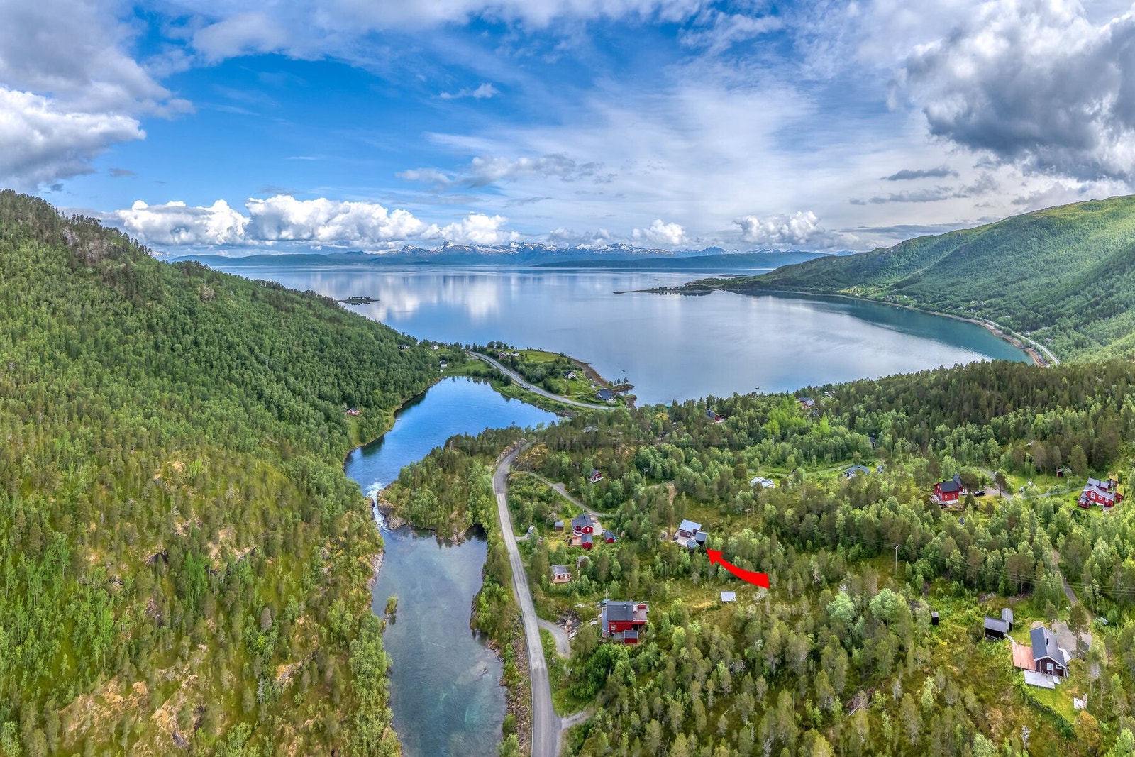 Eiendommen med Ofotfjorden i bakgrunnen Galleribilde