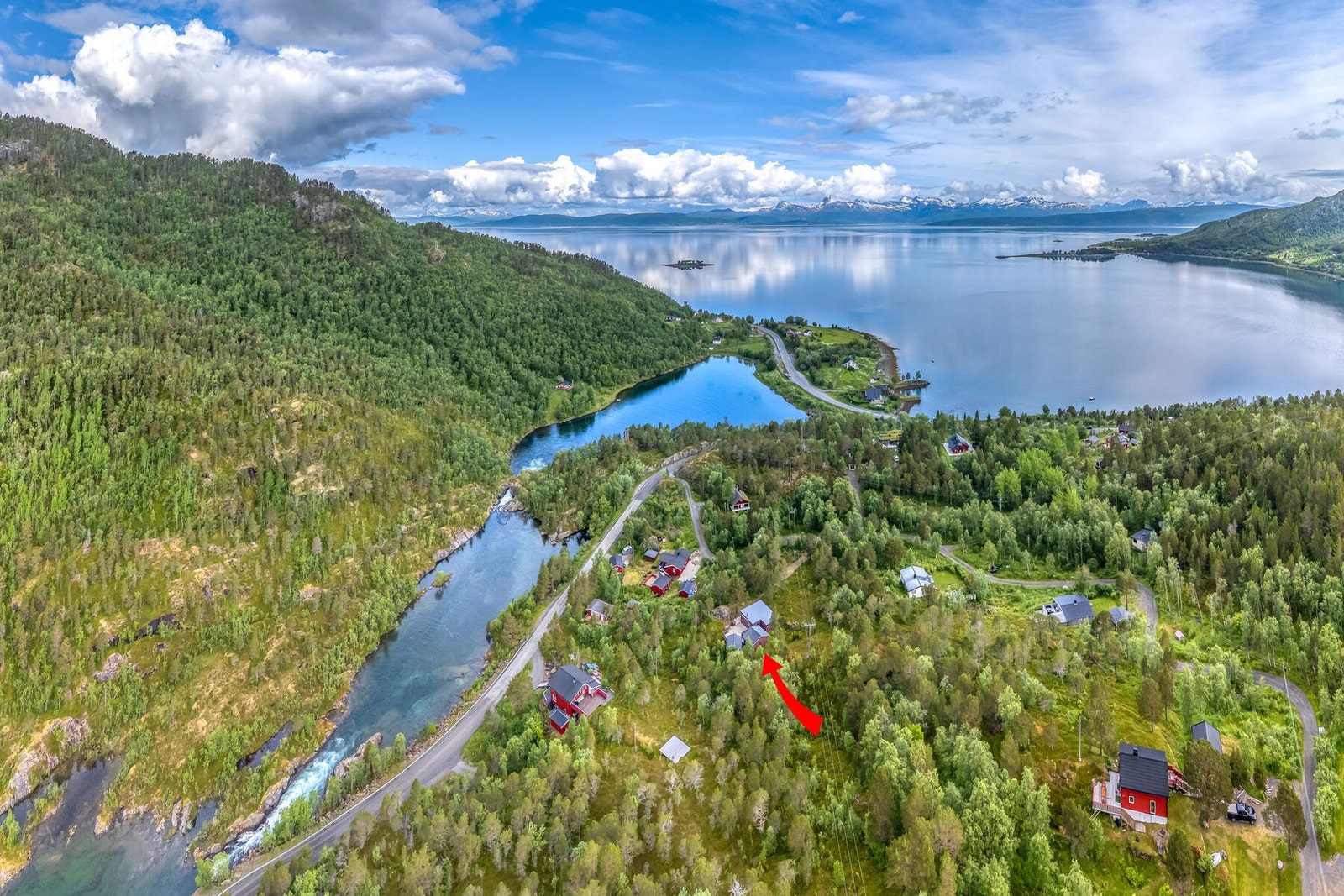 Hytta har en idyllisk beliggenhet med kjørevei til eiendommen Galleribilde