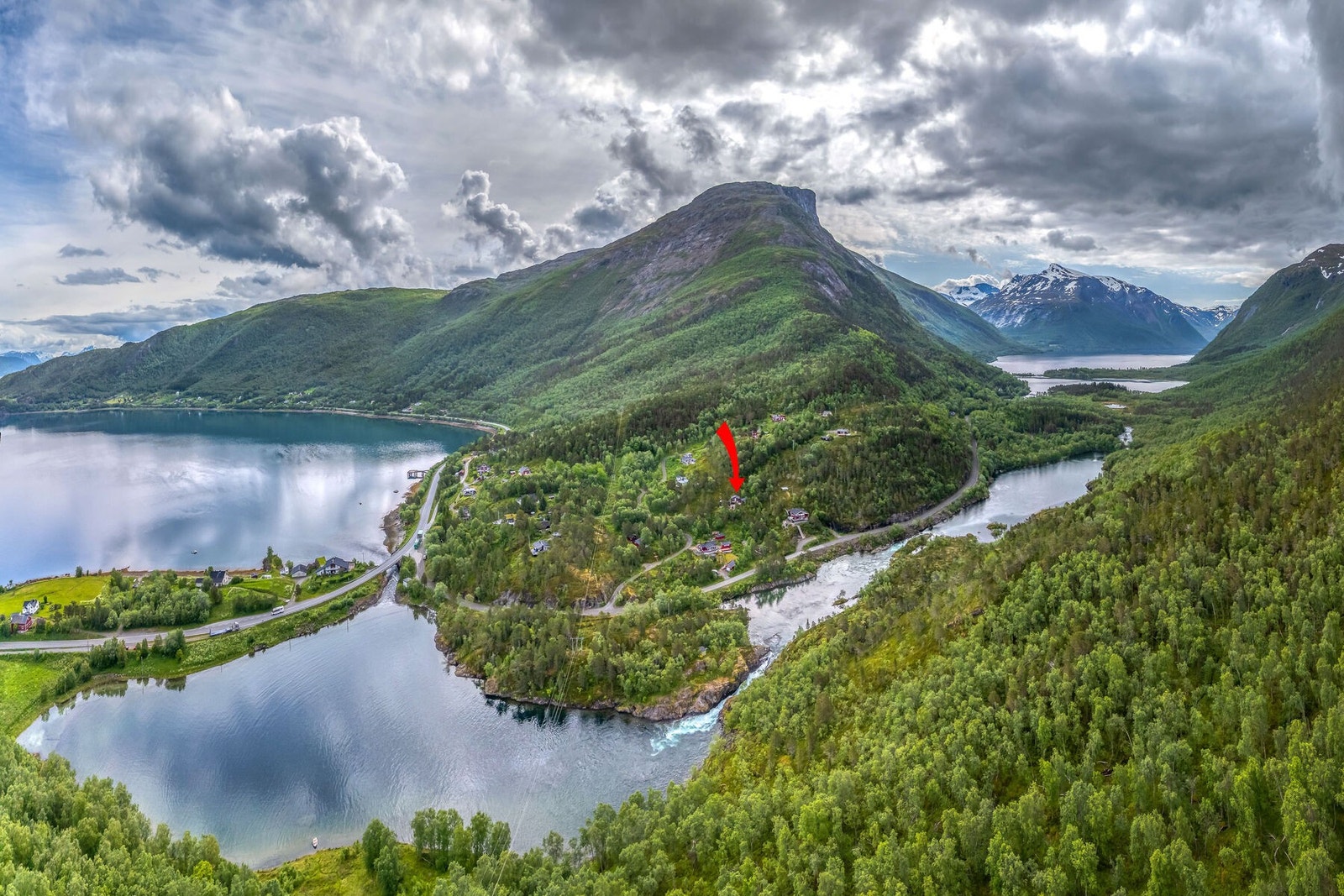 Eiendommen har en idyllisk og usjenert beliggenhet. Gode muligheter for fiske i Storvannet og i sjøen. Galleribilde