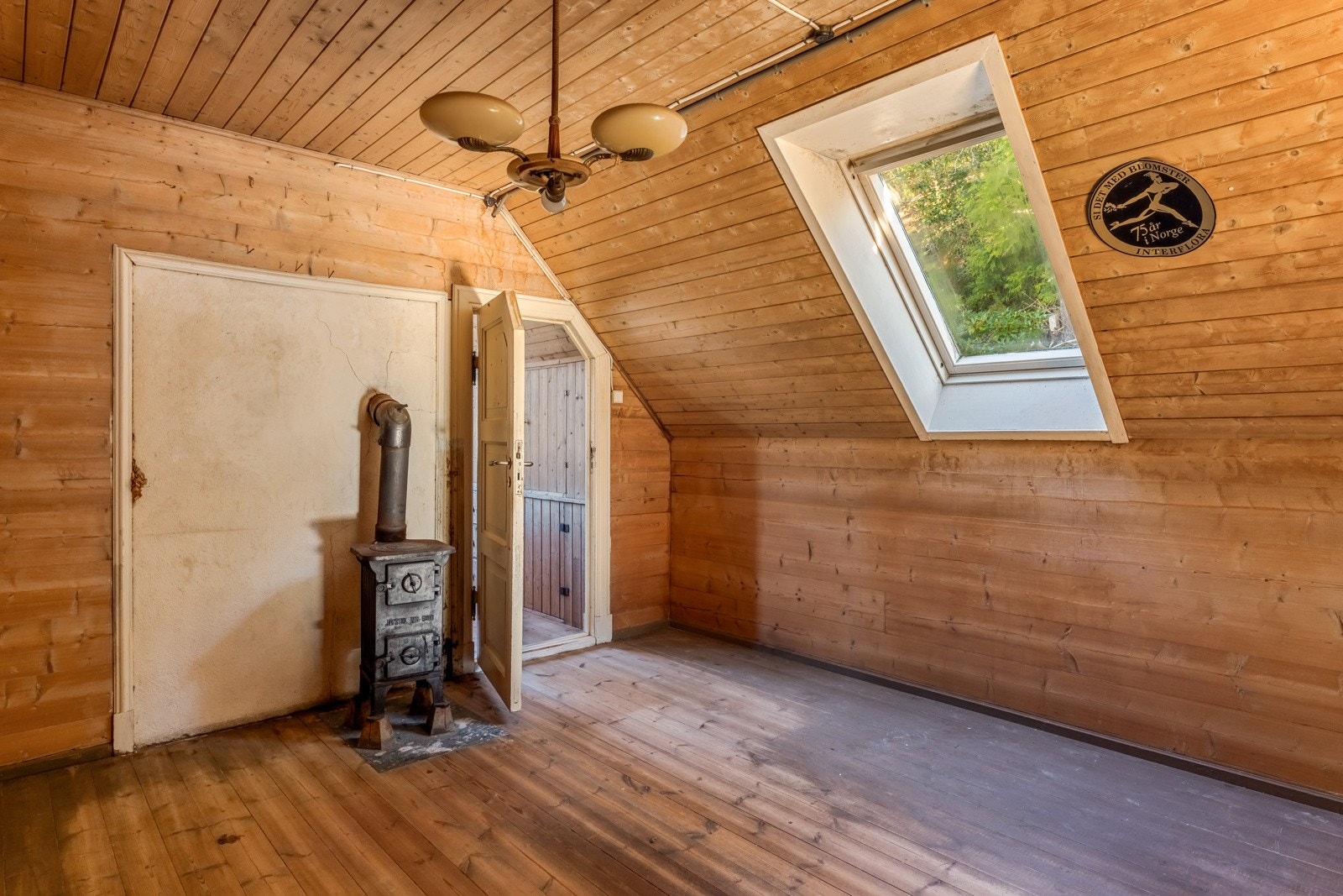 Ildsted i loftstue/soverom, Nb ovnen blir fjernet. Galleribilde
