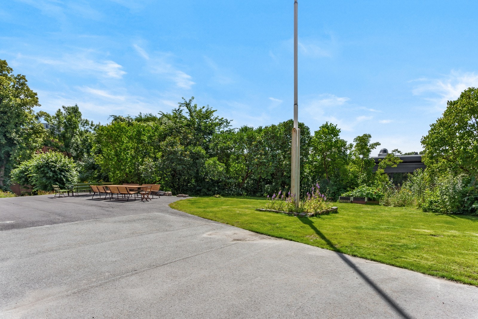 I fellesområdene er det en rekke sitteplasser - perfekt for større lag utendørs om sommeren. Galleribilde