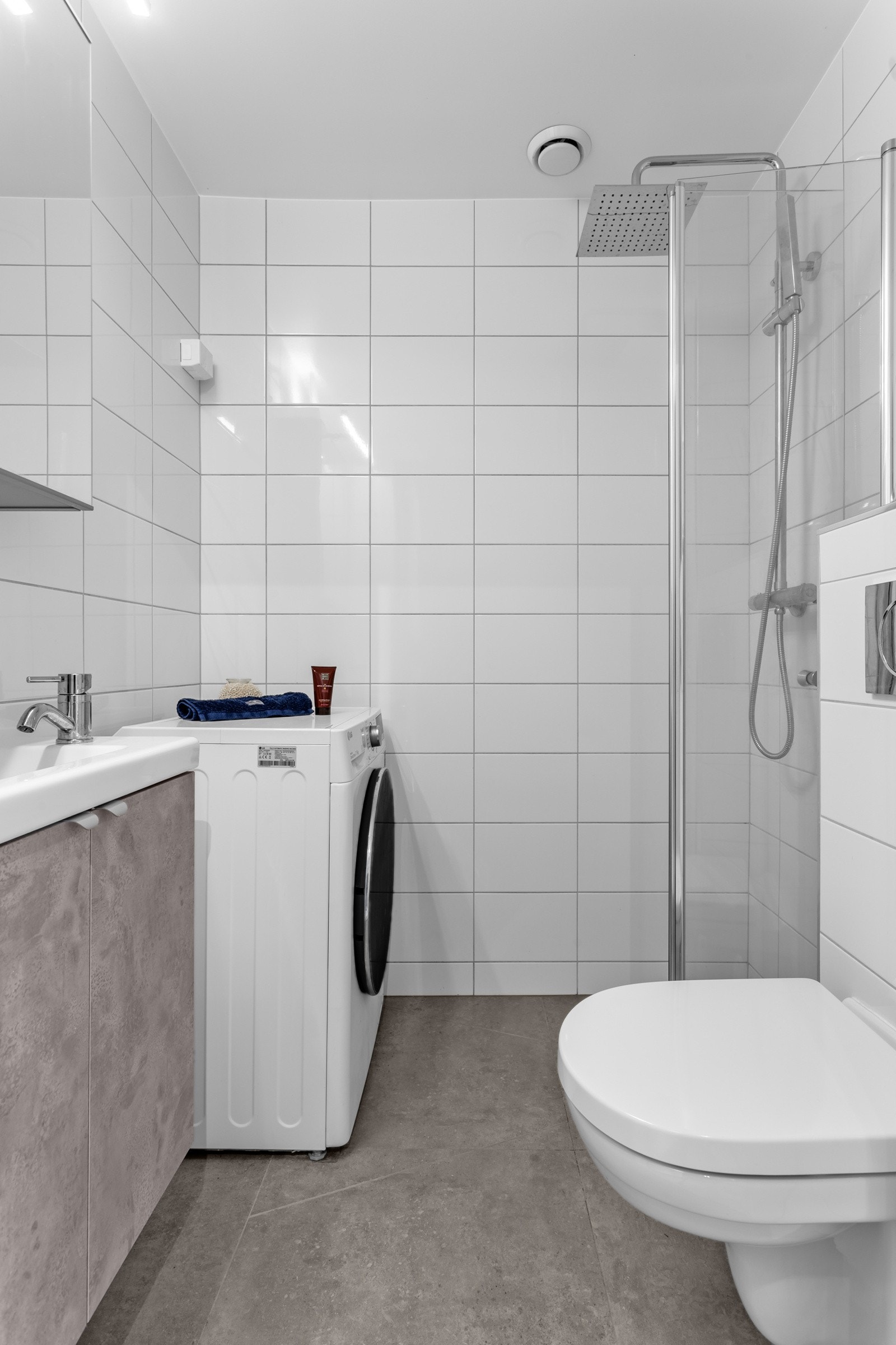 Opplegg for vaskemaskin er etablert ved siden av servantinnredning. Vegghengt toalett med innebygget sisternekasse. Galleribilde