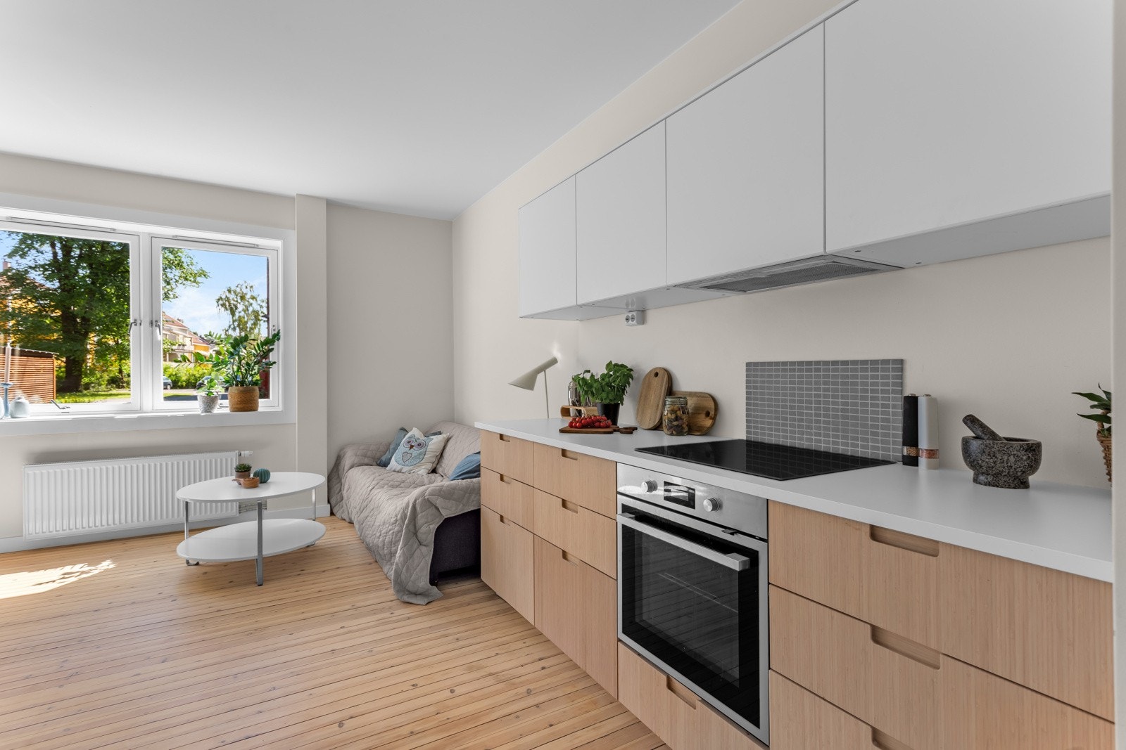 Leiligheten har en lys og romslig stue som ligger i åpen løsning med kjøkken. Galleribilde