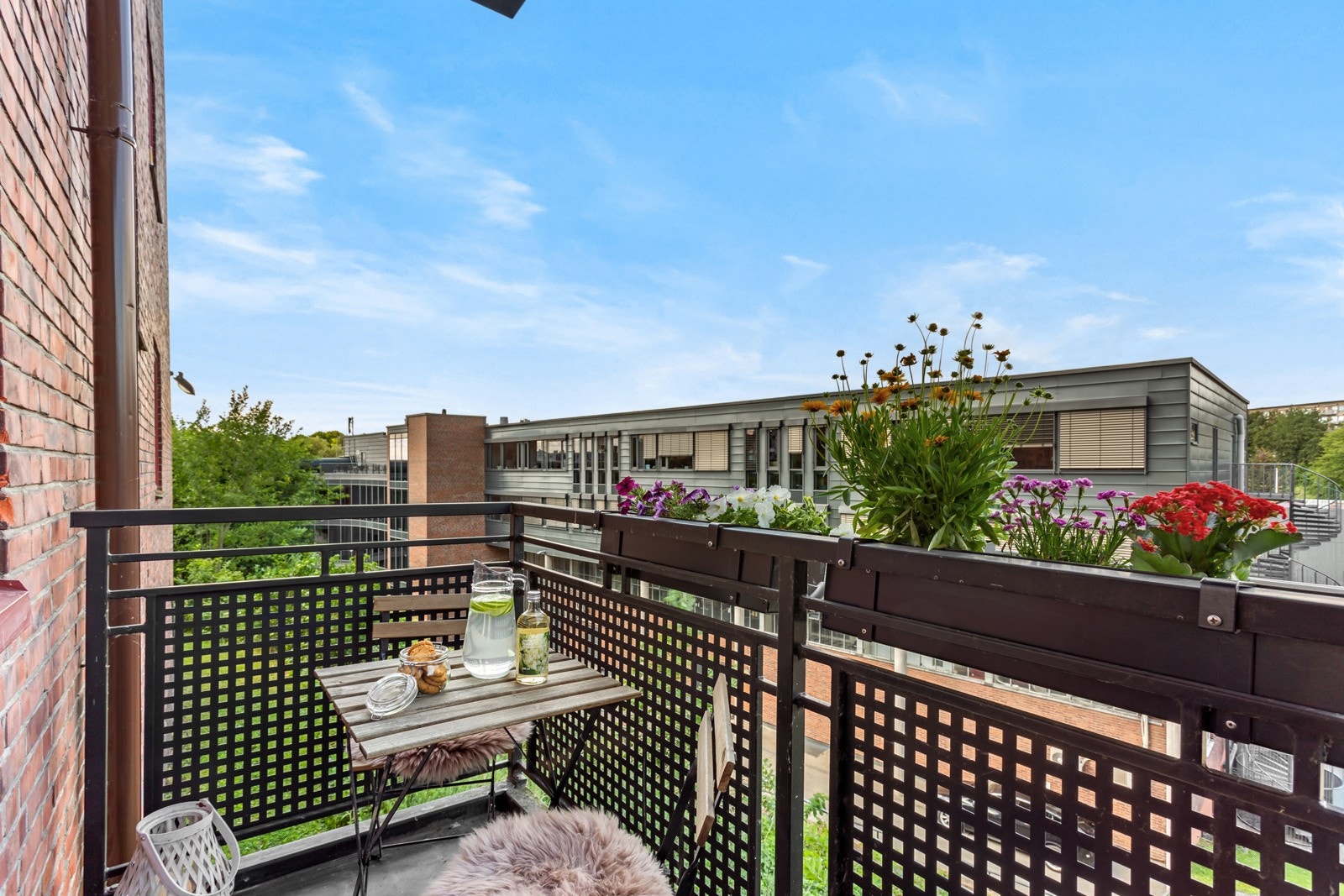 Selger opplyser om at balkongen har sol fra ca.16:00 til 21:00 på sommerstid. Galleribilde