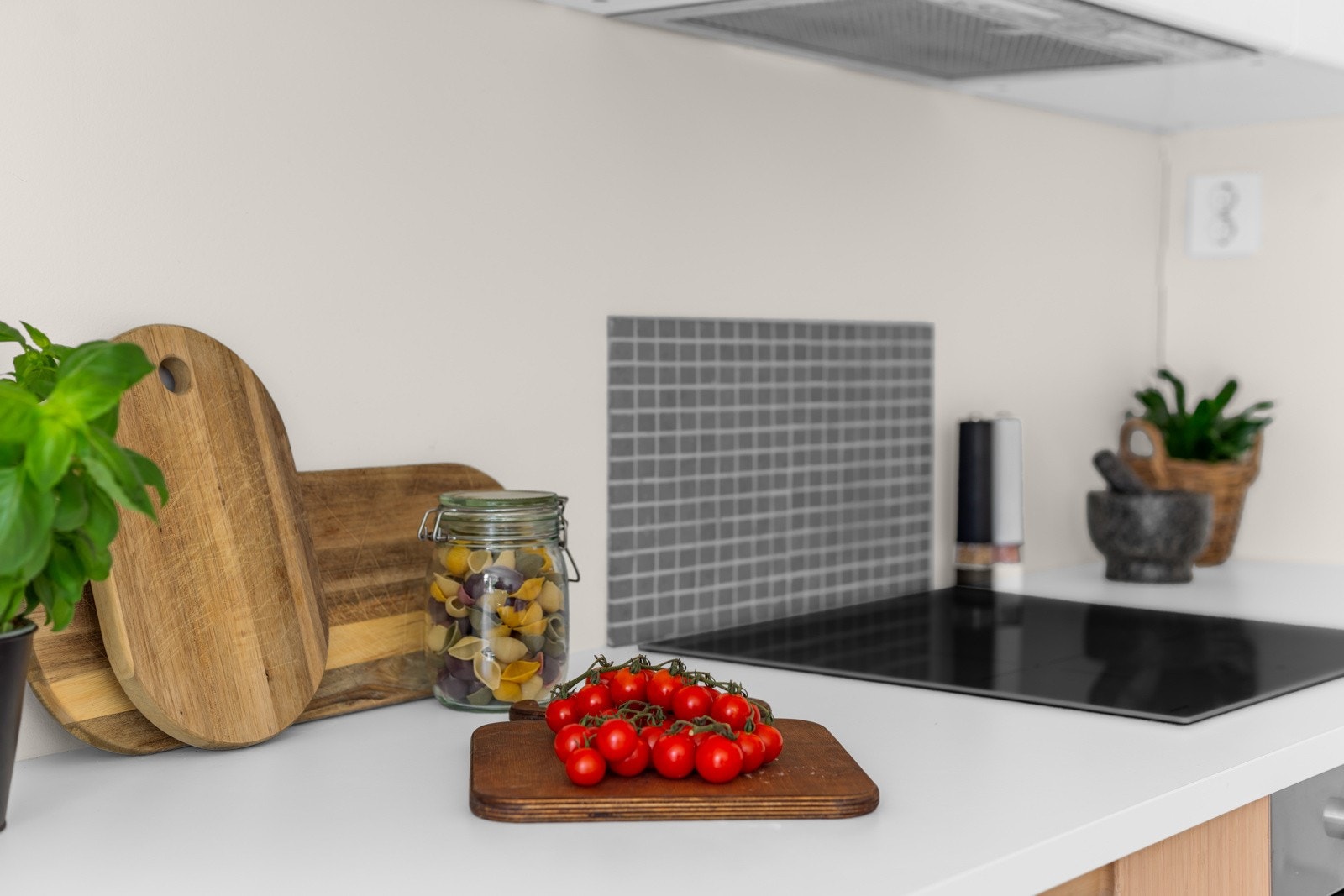 Slitesterk benkeplate av laminat samt fliser på vegg over servant og steketopp sikrer enkel rengjøring etter matlaging. Galleribilde