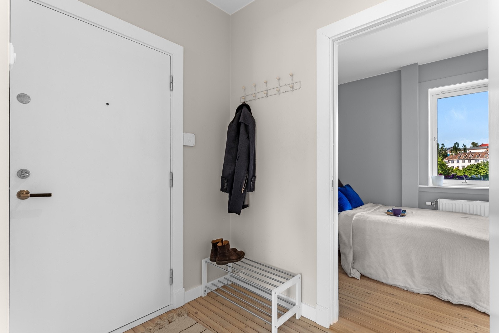 Romslig entré med god plass til avheng av yttertøy og sko. Galleribilde