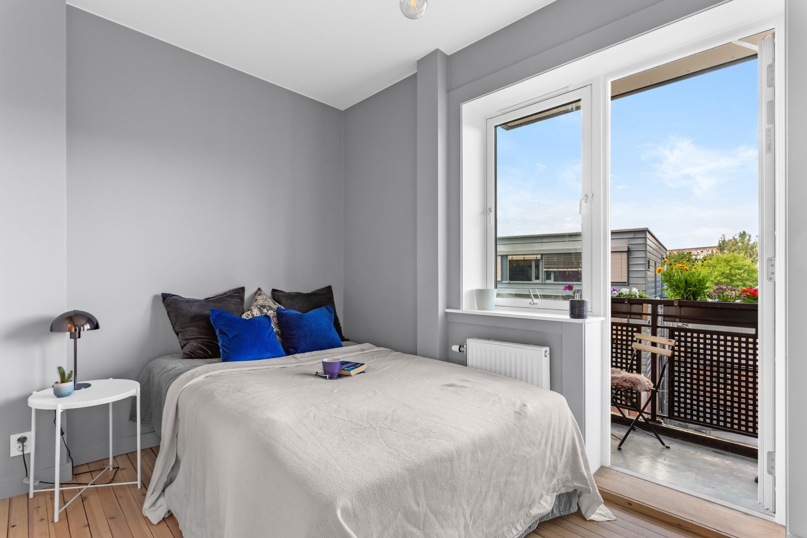 På soverommet er det god plass til dobbeltseng med tilhørende møblement på hver side av sengen. Galleribilde