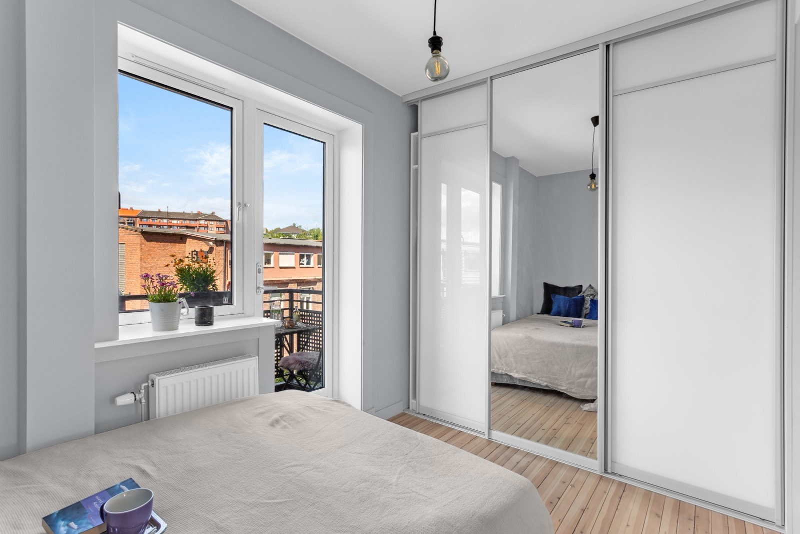 Fremfor sengen er det montert en stor skyvedørsgarderobe med speilfront som gir rikelig med oppbevaringsplass. Galleribilde