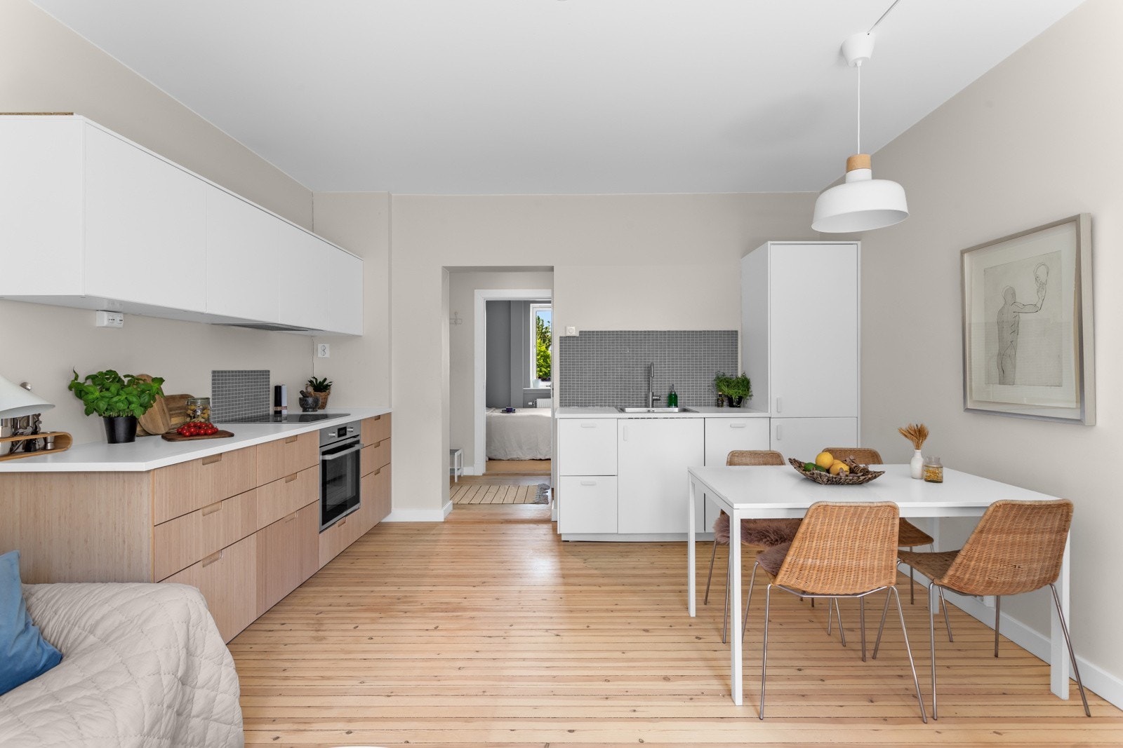 Kjøkkenet er bygget i en L-form på to vegger som sikrer god skap- og benkeplass, men som også bidrar til å dele av rommets naturlige soner i den åpne løsningen. Galleribilde