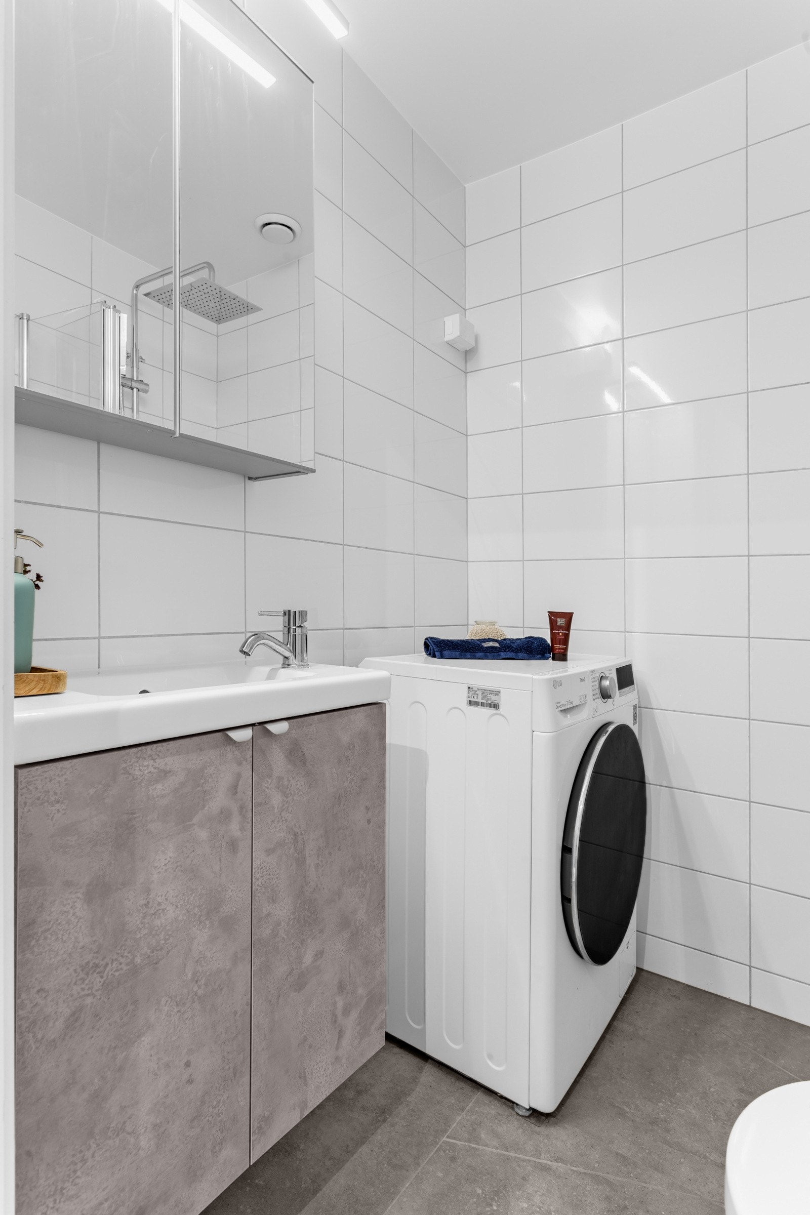 Pent flislagt baderom fra 2004 med behagelig gulvvarme. Baderom modernisert i 2023 med flis på flis på vegger og gulv, ny baderomsinnredning med overhengt speilskap m/ belysning, plassbesparende innfellbare dusjdører av glass i dusjhjørnet. Galleribilde