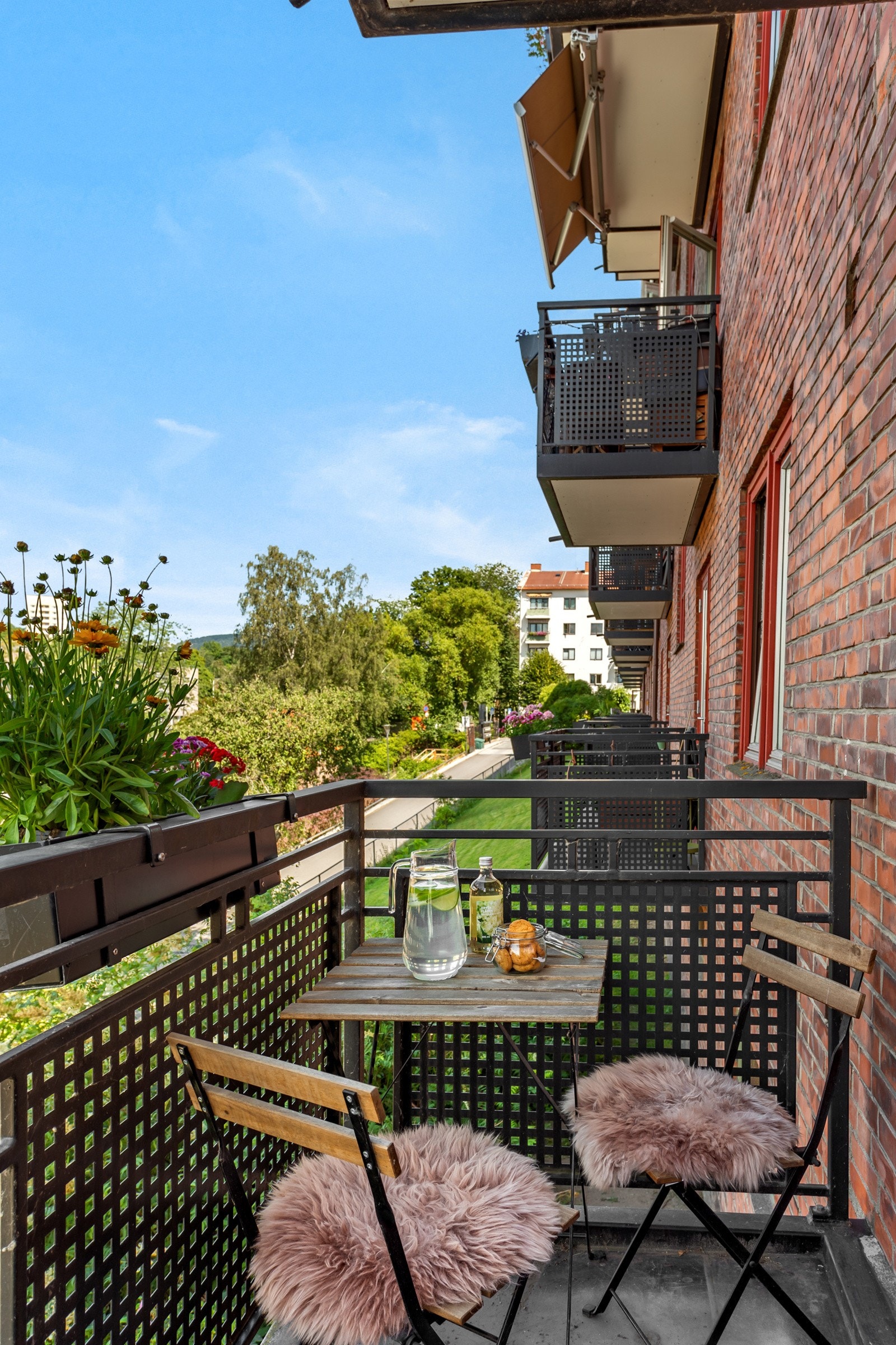 På balkongen er det plass til bord med tilhørende stoler, grill og beplantning. Galleribilde
